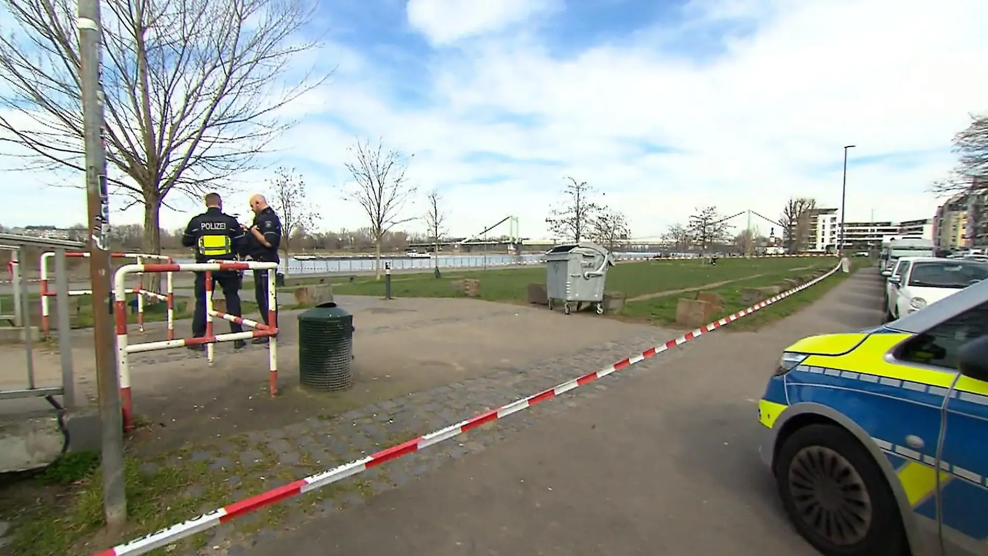 Ein Tatort mit Polizisten und einer Absperrung.