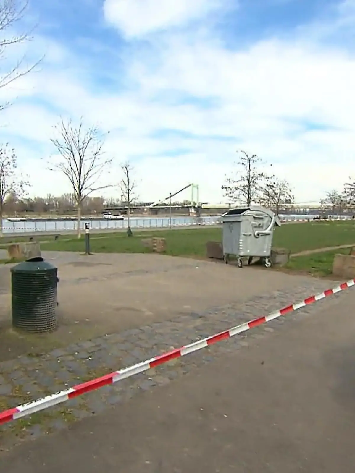 Ein Tatort mit Polizisten und einer Absperrung.
