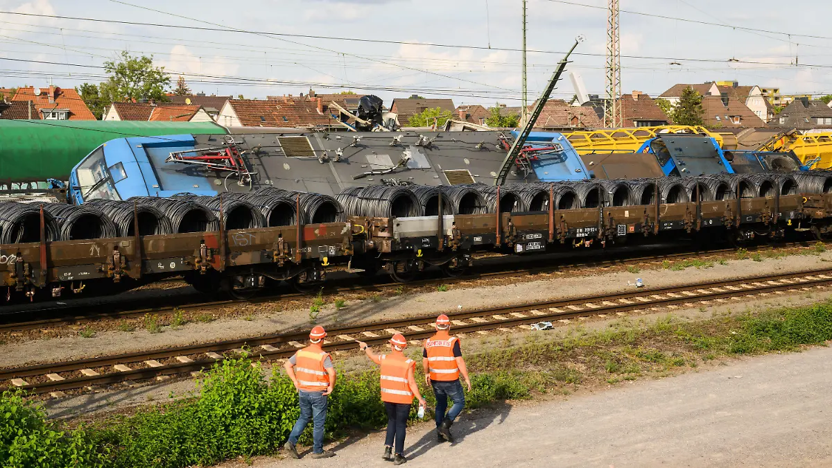 07.09.2022, Niedersachsen, Hannover: Eine umgestürzte Lok eines Güterzuges liegt auf einem Gleis im Güterbahnhof Seelze in der Region Hannover. Aus bisher unbekannter Ursache sind in dem Bahnhof Loks zusammengestoßen. Mehrere Waggons kippten um oder wurden beschädigt. In einem Waggon soll Salzpetersäure geladen sein. Foto: Julian Stratenschulte/dpa +++ dpa-Bildfunk +++