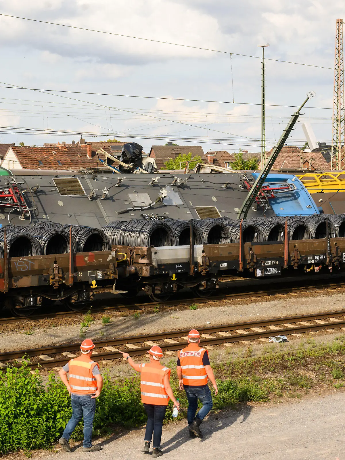 07.09.2022, Niedersachsen, Hannover: Eine umgestürzte Lok eines Güterzuges liegt auf einem Gleis im Güterbahnhof Seelze in der Region Hannover. Aus bisher unbekannter Ursache sind in dem Bahnhof Loks zusammengestoßen. Mehrere Waggons kippten um oder wurden beschädigt. In einem Waggon soll Salzpetersäure geladen sein. Foto: Julian Stratenschulte/dpa +++ dpa-Bildfunk +++