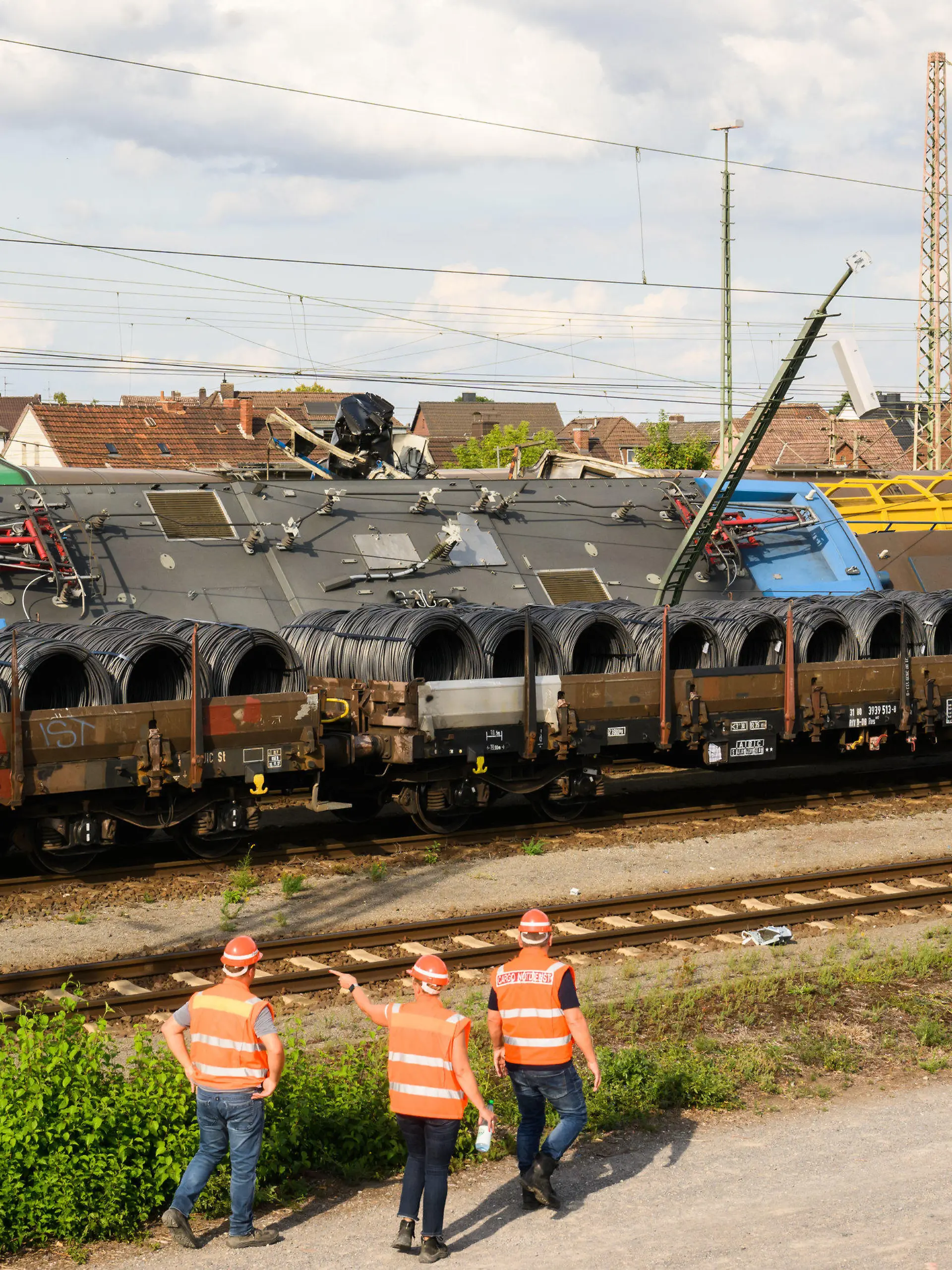 07.09.2022, Niedersachsen, Hannover: Eine umgestürzte Lok eines Güterzuges liegt auf einem Gleis im Güterbahnhof Seelze in der Region Hannover. Aus bisher unbekannter Ursache sind in dem Bahnhof Loks zusammengestoßen. Mehrere Waggons kippten um oder wurden beschädigt. In einem Waggon soll Salzpetersäure geladen sein. Foto: Julian Stratenschulte/dpa +++ dpa-Bildfunk +++