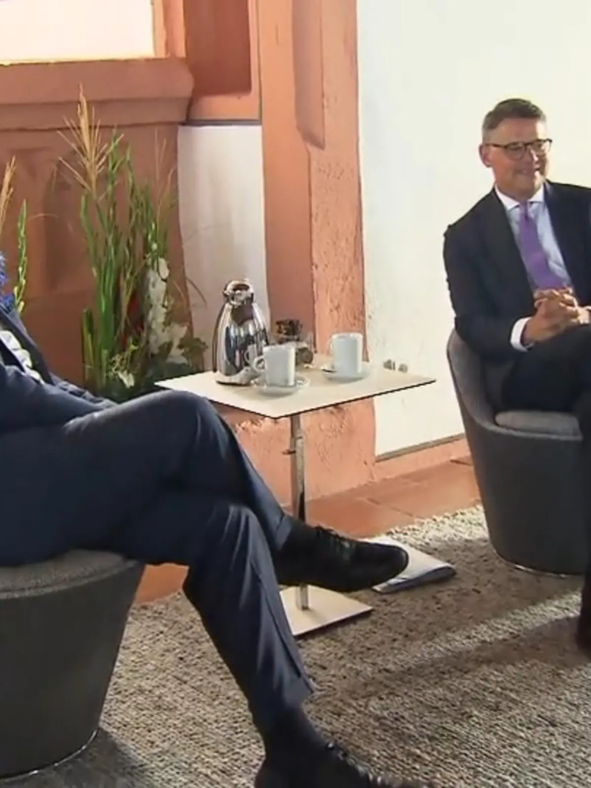 Hessens Ministerpräsident Boris Rhein (CDU) und der bayerische Ministerpräsident Markus Söder (CSU) kamen heute zu einem Treffen im bayerischen Alzenau zusammen. Bayern und Hessen wollen in Energiefragen künftig enger zusammenarbeiten. Die beiden Ministerpräsidenten äußerten aber auch Kritik an dem Umgang der Bundesregierung mit den Ländern. Von dem geplanten Entlastungspaket der Bundesregierung und den damit gegebenenfalls verbundenen Zahlungsverpflichtungen im Milliardenvolumen für Hessen habe er aus der Tagesschau erfahren, so Boris Rhein.