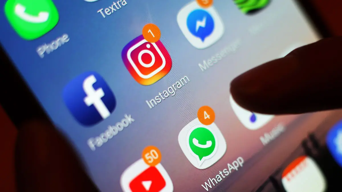 ARCHIV - 03.01.2018, Großbritannien, ---: ILLUSTRATION - Ein Blick auf ein Smartphone mit verschiedenen Social Media Apps, wie Facebook, Instagram, und WhatsApp. (zu dpa "Facebook beantragt Abweisung der US-Wettbewerbsklagen") Foto: Yui Mok/PA Wire/dpa +++ dpa-Bildfunk +++