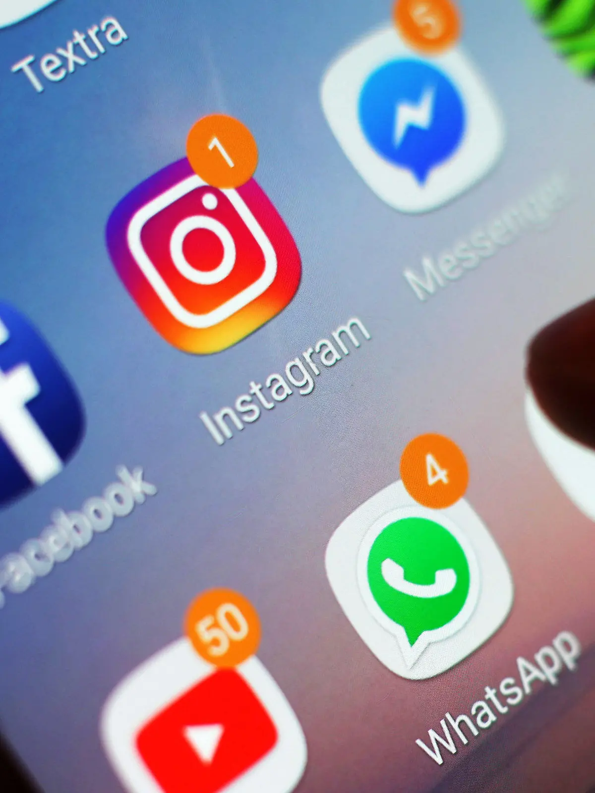 ARCHIV - 03.01.2018, Großbritannien, ---: ILLUSTRATION - Ein Blick auf ein Smartphone mit verschiedenen Social Media Apps, wie Facebook, Instagram, und WhatsApp. (zu dpa "Facebook beantragt Abweisung der US-Wettbewerbsklagen") Foto: Yui Mok/PA Wire/dpa +++ dpa-Bildfunk +++