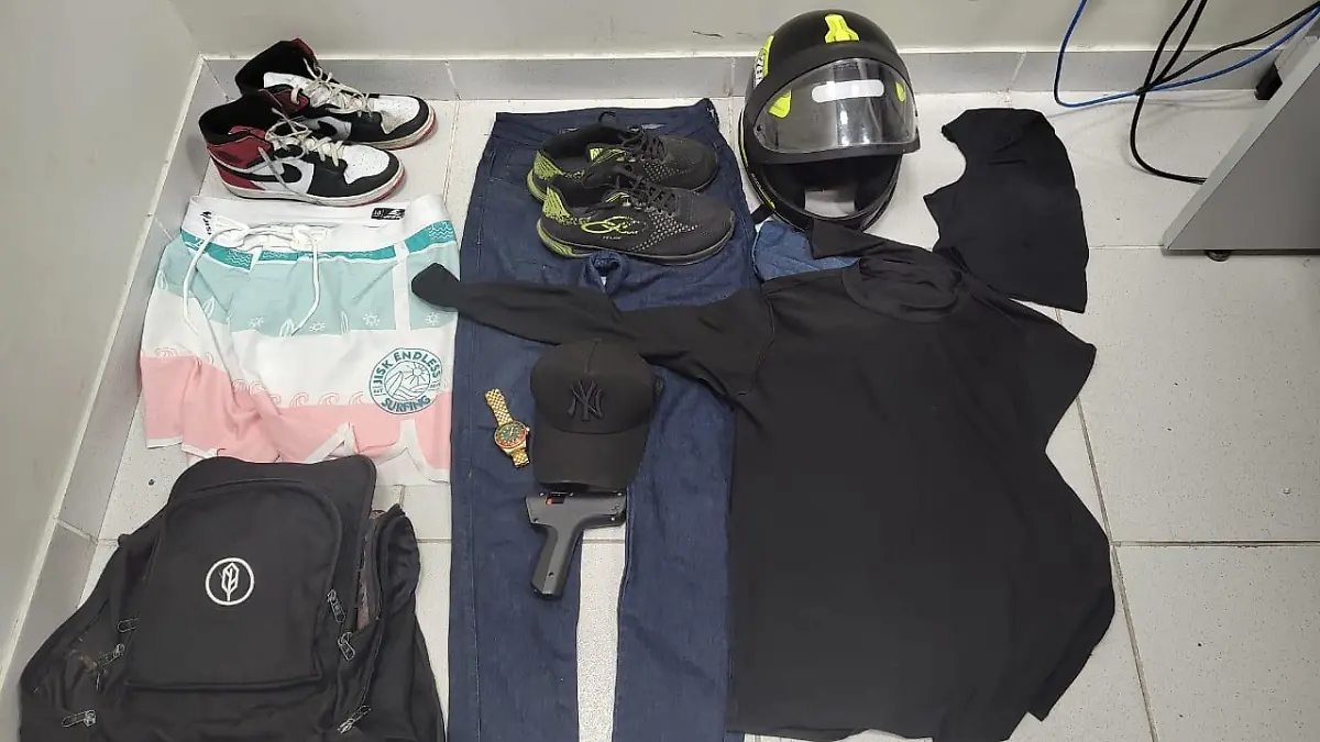 Beschlagnahmte Gegenstände eines Vergewaltigers, darunter Kleidung und ein Motorradhelm.