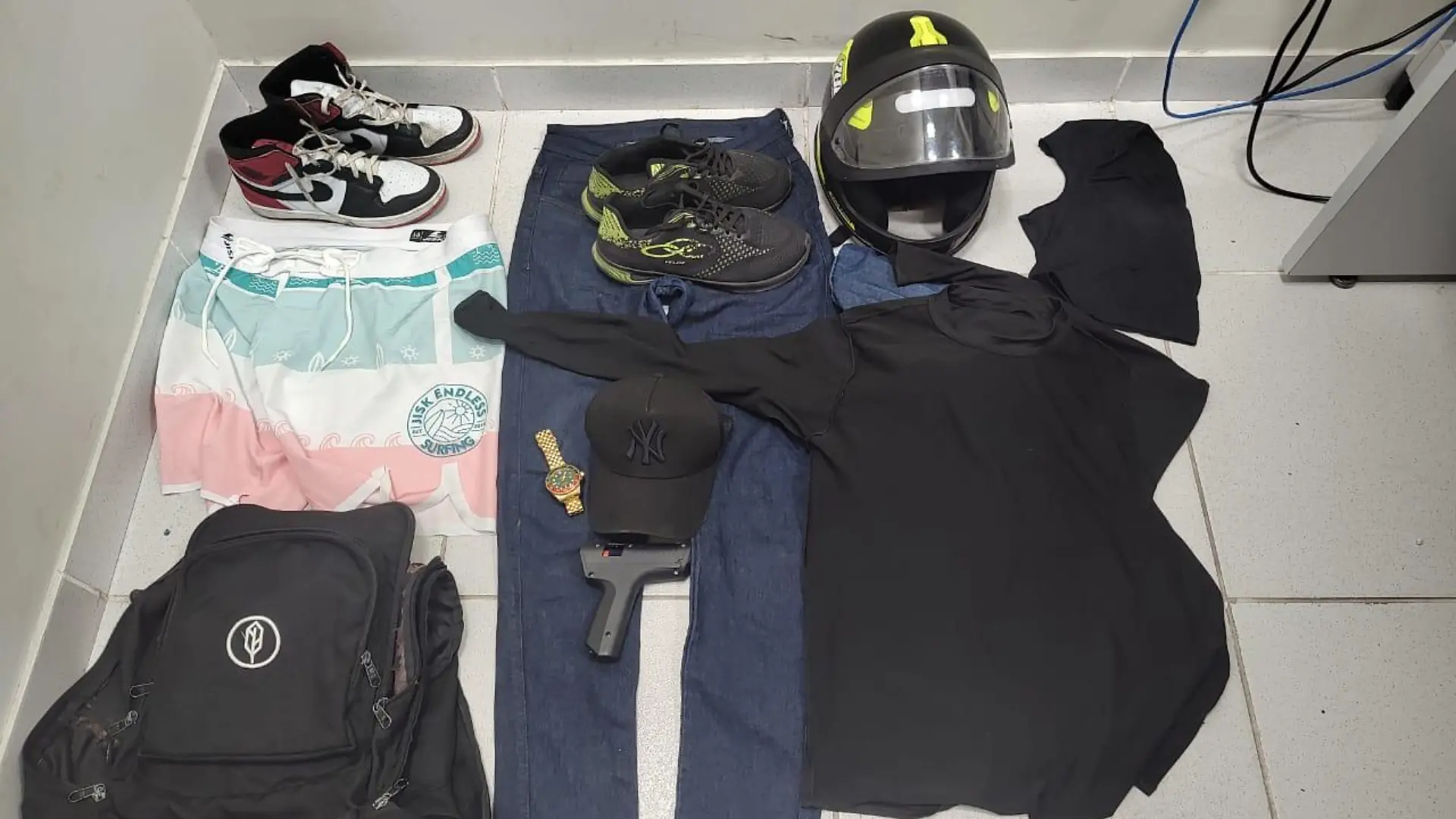 Beschlagnahmte Gegenstände eines Vergewaltigers, darunter Kleidung und ein Motorradhelm.