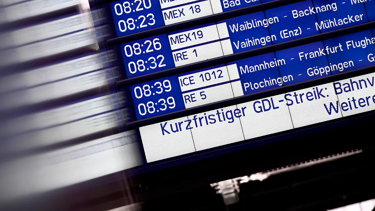 Eine Anzeigetafel im Stuttgarter HBF weist auf einen kurzfristigen GDL-Streik hin. Die Deutsche Bahn will gerichtlich gegen den neuen Streik der Gewerkschaft Deutscher Lokomotivführer (GDL) vorgehen. Es wäre der sechste Arbeitskampf im laufenden Tarifkonflikt und der Beginn der sogenannten Wellenstreiks. (Themenbild, Symbolbild) Stuttgart, 11.03.2024