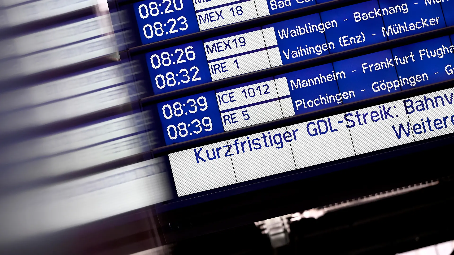 Eine Anzeigetafel im Stuttgarter HBF weist auf einen kurzfristigen GDL-Streik hin. Die Deutsche Bahn will gerichtlich gegen den neuen Streik der Gewerkschaft Deutscher Lokomotivführer (GDL) vorgehen. Es wäre der sechste Arbeitskampf im laufenden Tarifkonflikt und der Beginn der sogenannten Wellenstreiks. (Themenbild, Symbolbild) Stuttgart, 11.03.2024