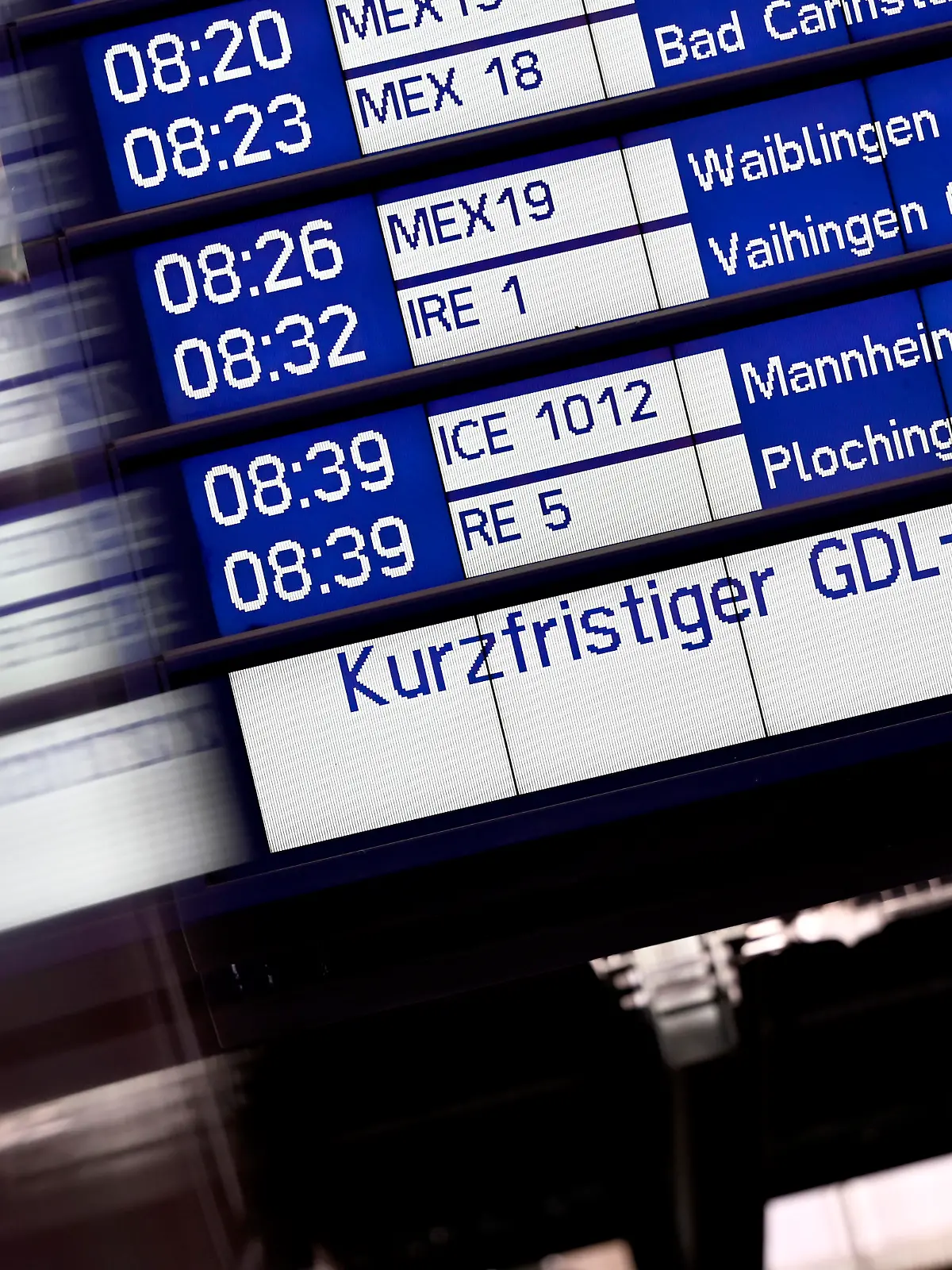 Eine Anzeigetafel im Stuttgarter HBF weist auf einen kurzfristigen GDL-Streik hin. Die Deutsche Bahn will gerichtlich gegen den neuen Streik der Gewerkschaft Deutscher Lokomotivführer (GDL) vorgehen. Es wäre der sechste Arbeitskampf im laufenden Tarifkonflikt und der Beginn der sogenannten Wellenstreiks. (Themenbild, Symbolbild) Stuttgart, 11.03.2024