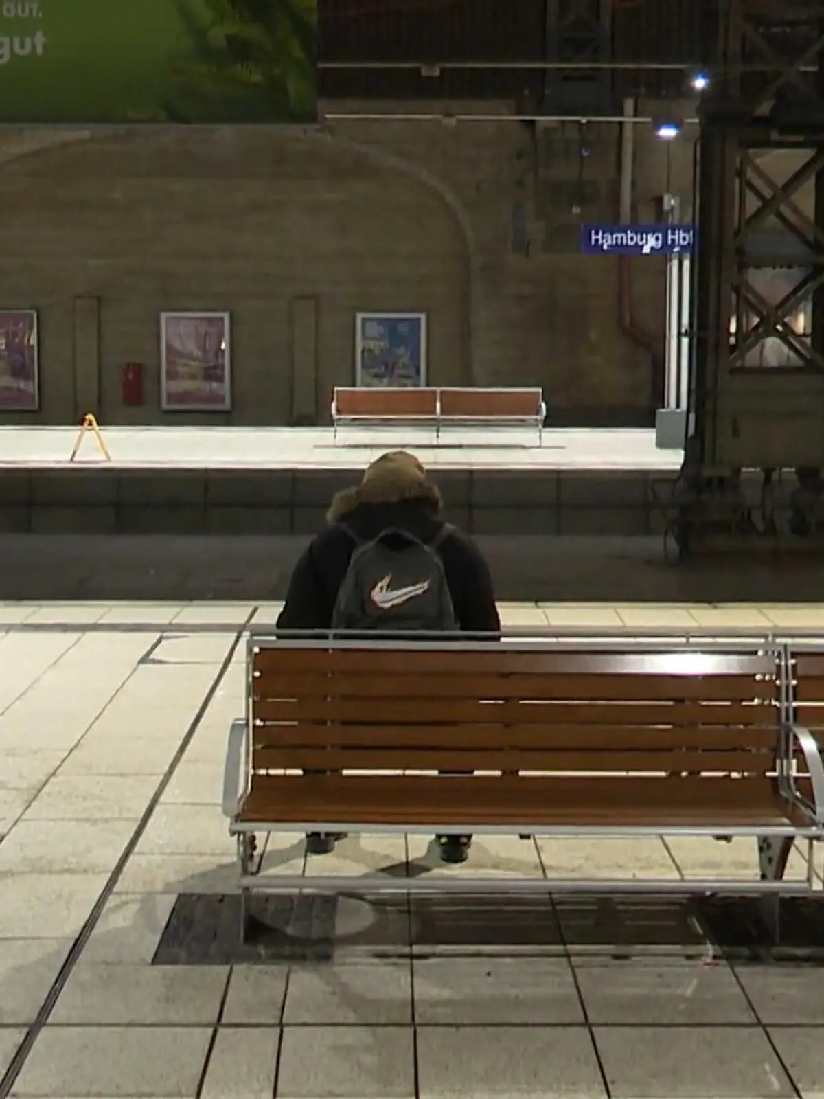 Dienstag ist wieder ein Streiktag im Doppelpack. Das Kabinenpersonal legt die Lufthansa weitgehend lahm. Und bei der Bahn sieht es nicht besser aus. Bis zuletzt hatte das Unternehmen versucht, den neuen Streik seiner Lokführer doch noch abzuwenden. Doch damit ist die Bahn am Abend vor dem Arbeitsgericht in Frankfurt am Main gescheitert.