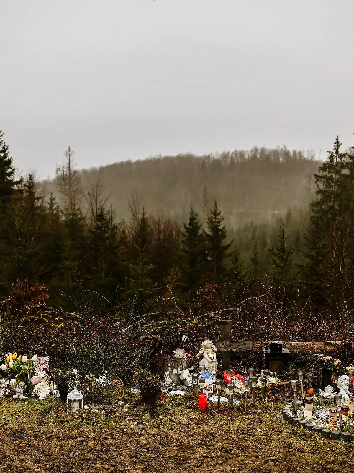 05.03.2024, Nordrhein-Westfalen, Freudenberg: Kerzen, Blumen und Figuren liegen am Fundort an der Landesgrenze zwischen Rheinland-Pfalz und Nordrhein-Westfalen. Die zwölf Jahre alte Schülerin Luise war im März 2023 erstochen worden. Zwei strafunmündige Mädchen hatten die Tat gestanden. (Zu dpa: ·Ein Jahr nach gewaltsamen Tod von Luise - das Entsetzten bleibt·) Foto: Oliver Berg/dpa +++ dpa-Bildfunk +++