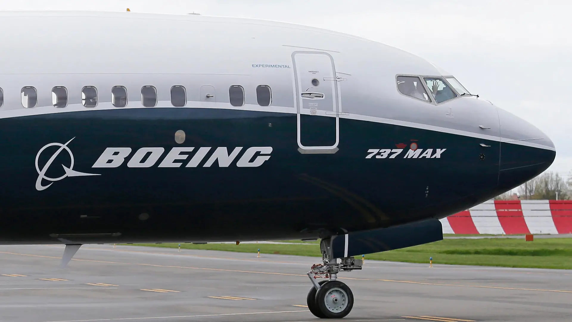 ARCHIV - 13.04.2017, USA, Renton: Ein Pilot winkt aus der Pilotenkabine eines Flugzeuges vom Typ Boeing 737 MAX 9 auf dem Flughafen. (zu dpa: «Boeing verhandelt über Kauf des Rumpf-Zulieferers Spirit») Foto: Ted S. Warren/AP/dpa +++ dpa-Bildfunk +++