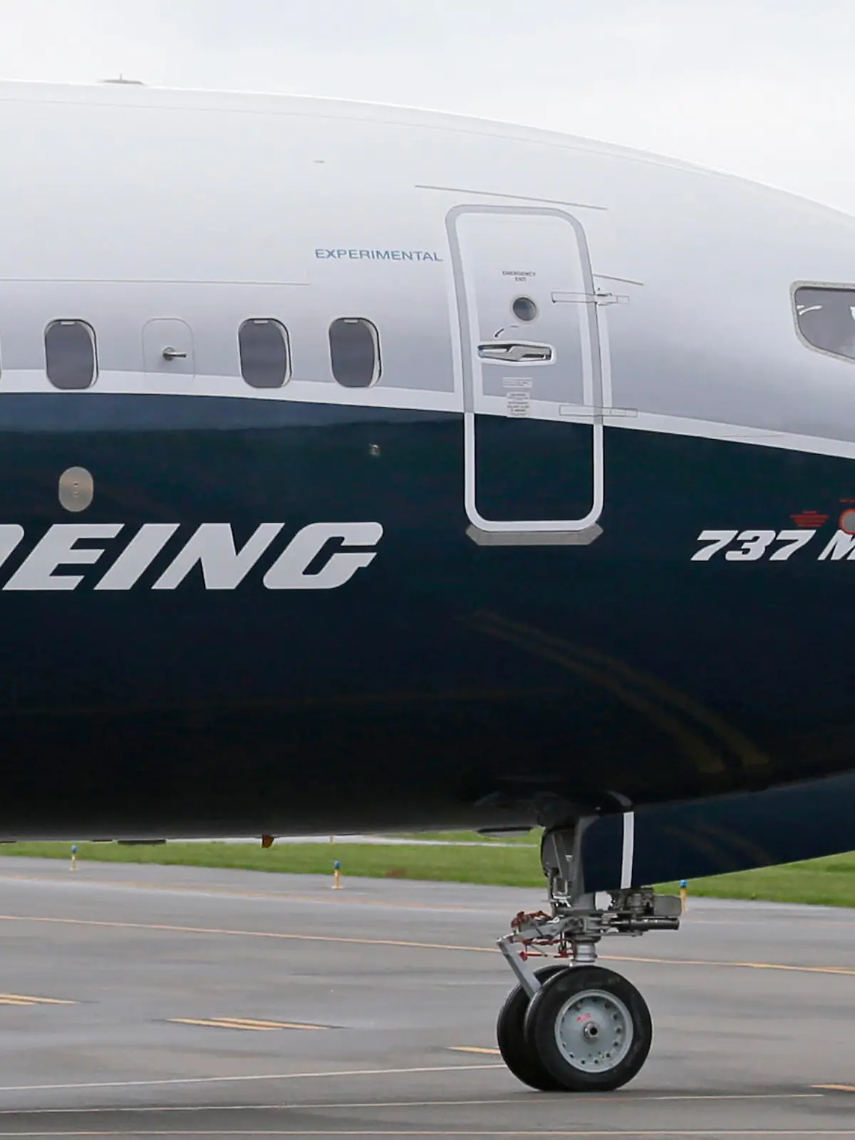 ARCHIV - 13.04.2017, USA, Renton: Ein Pilot winkt aus der Pilotenkabine eines Flugzeuges vom Typ Boeing 737 MAX 9 auf dem Flughafen. (zu dpa: «Boeing verhandelt über Kauf des Rumpf-Zulieferers Spirit») Foto: Ted S. Warren/AP/dpa +++ dpa-Bildfunk +++