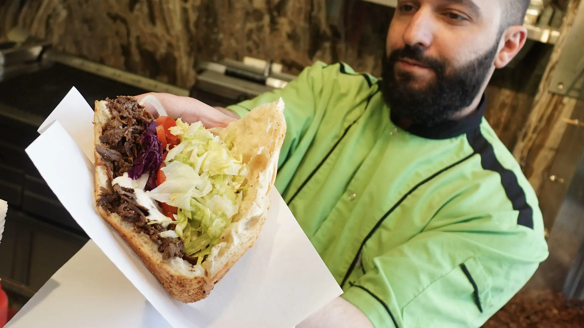 ARCHIV - 19.03.2022, Berlin: Galip vom Imren Grill bereitet einen Döner zu. Pizza und Pasta statt Schnitzel und Wurst: Der Geschmack wird immer internationaler. Wie sehr Deutschland heute Burgerrepublik Dönerland ist und Jüngere der Currywurst leise Servus sagen, zeigt eine Umfrage. (zu dpa: Dönerland und Pizzarepublik Deutschland) Foto: Jörg Carstensen/dpa +++ dpa-Bildfunk +++