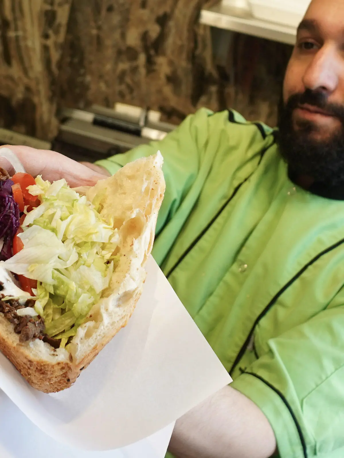 ARCHIV - 19.03.2022, Berlin: Galip vom Imren Grill bereitet einen Döner zu. Pizza und Pasta statt Schnitzel und Wurst: Der Geschmack wird immer internationaler. Wie sehr Deutschland heute Burgerrepublik Dönerland ist und Jüngere der Currywurst leise Servus sagen, zeigt eine Umfrage. (zu dpa: Dönerland und Pizzarepublik Deutschland) Foto: Jörg Carstensen/dpa +++ dpa-Bildfunk +++