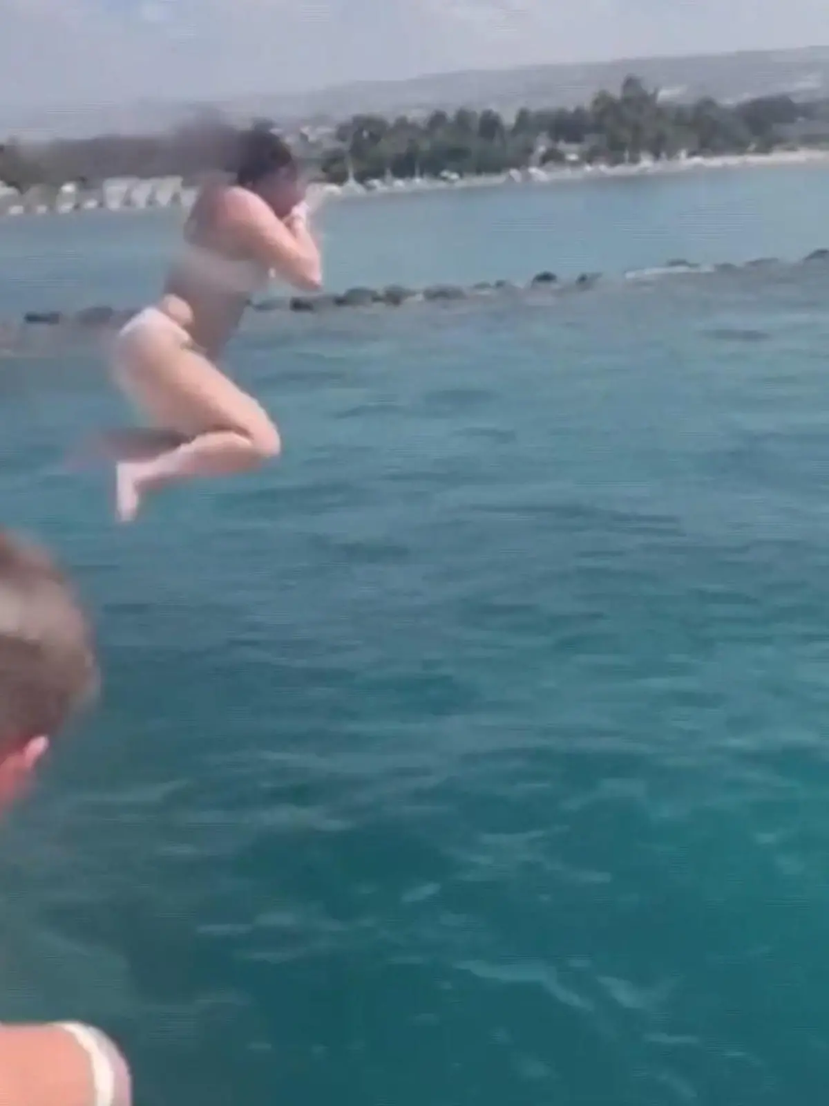 Als Abbie Ward ins Meer springt, hat sie ihre Apple Watch noch am Handgelenk – doch als sie auftaucht, ist sie plötzlich verschwunden, verschluckt vom Wasser! Traurig fliegt die 23-Jährige aus ihrem Zypern-Urlaub zurück in die Heimat. Wie die Geschichte doch noch ein Happy End nimmt, verraten wir im Video.