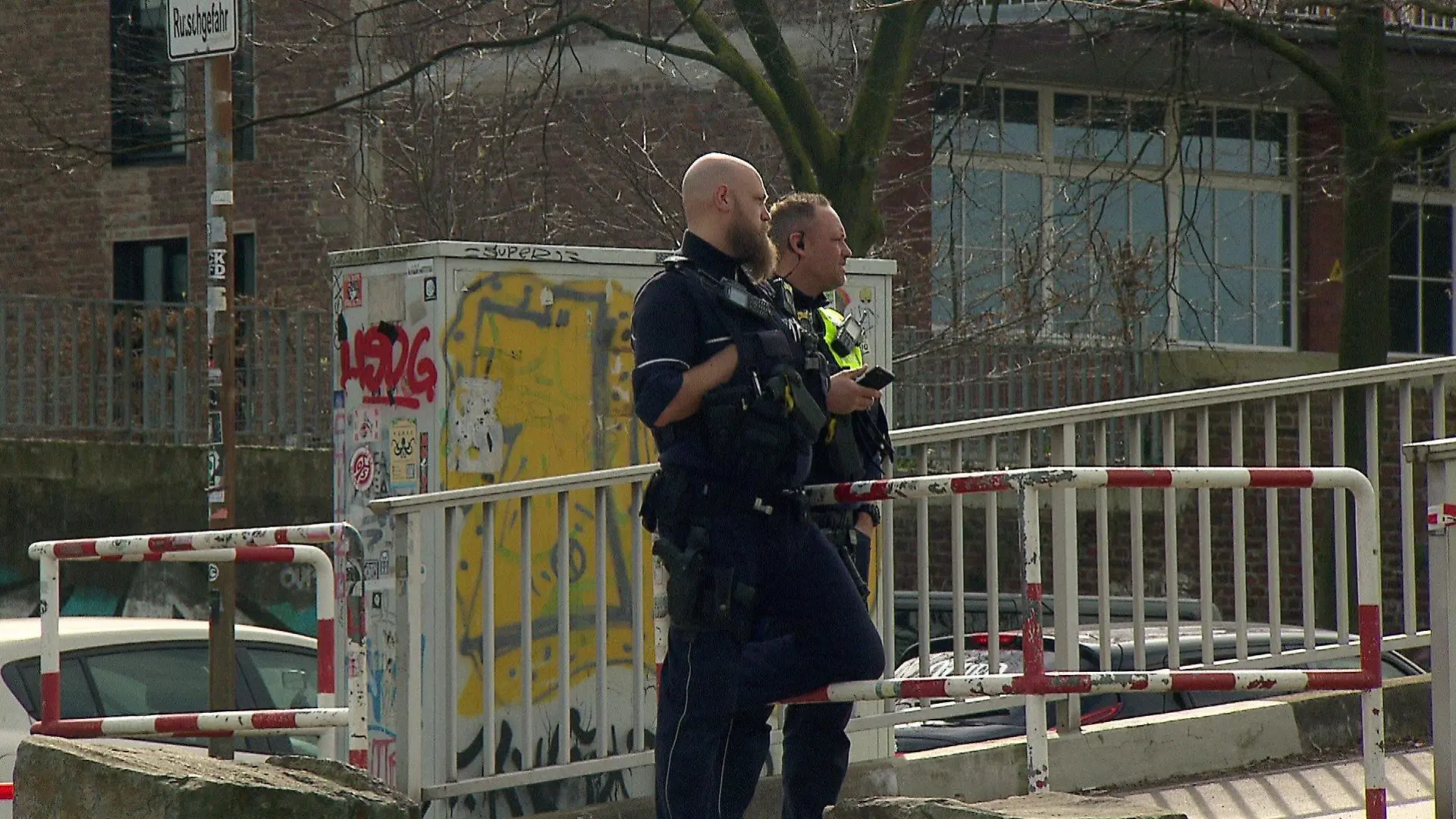 Polizisten sichern den Tatort in Köln-Mülheim