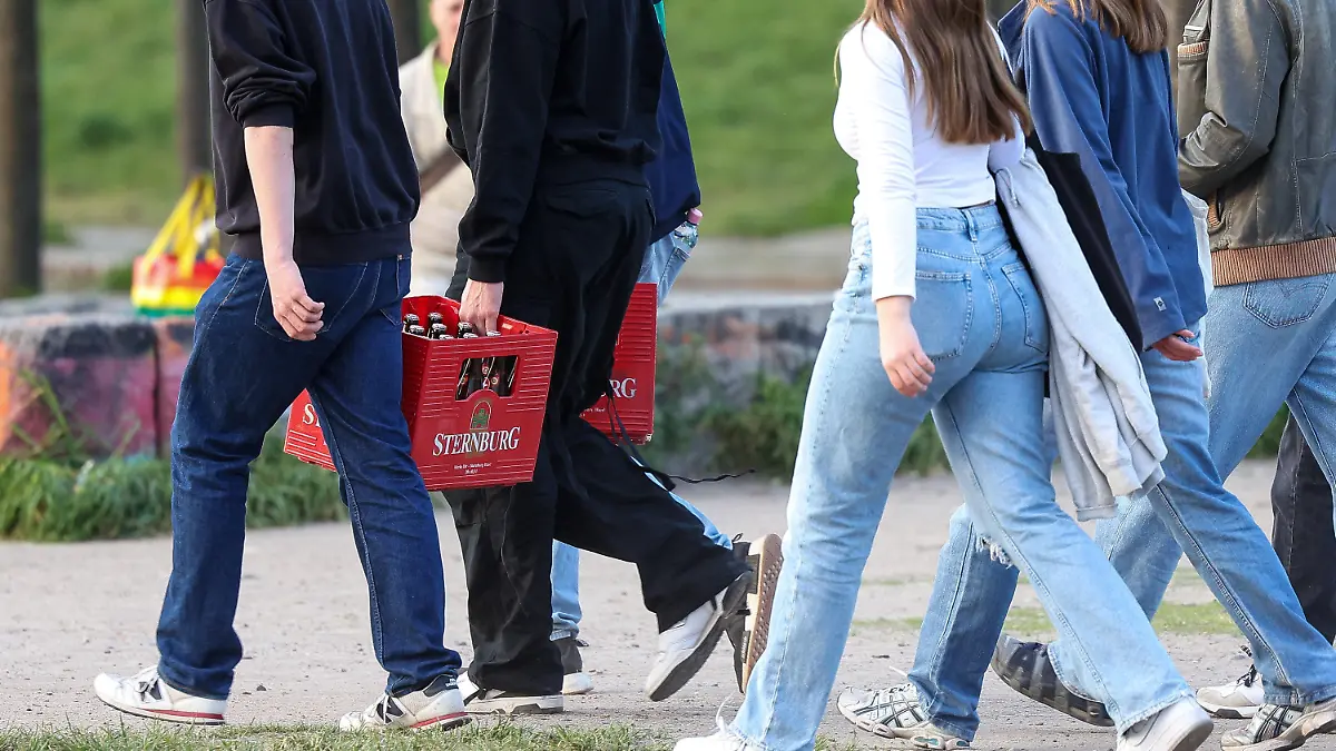 ARCHIV - 13.05.2023, Berlin: Eine Gruppe junger Erwachsener trägt Bierkästen. (zu dpa: «Jugendliche gestalten Plakate gegen Komasaufen») Foto: Gerald Matzka/dpa +++ dpa-Bildfunk +++