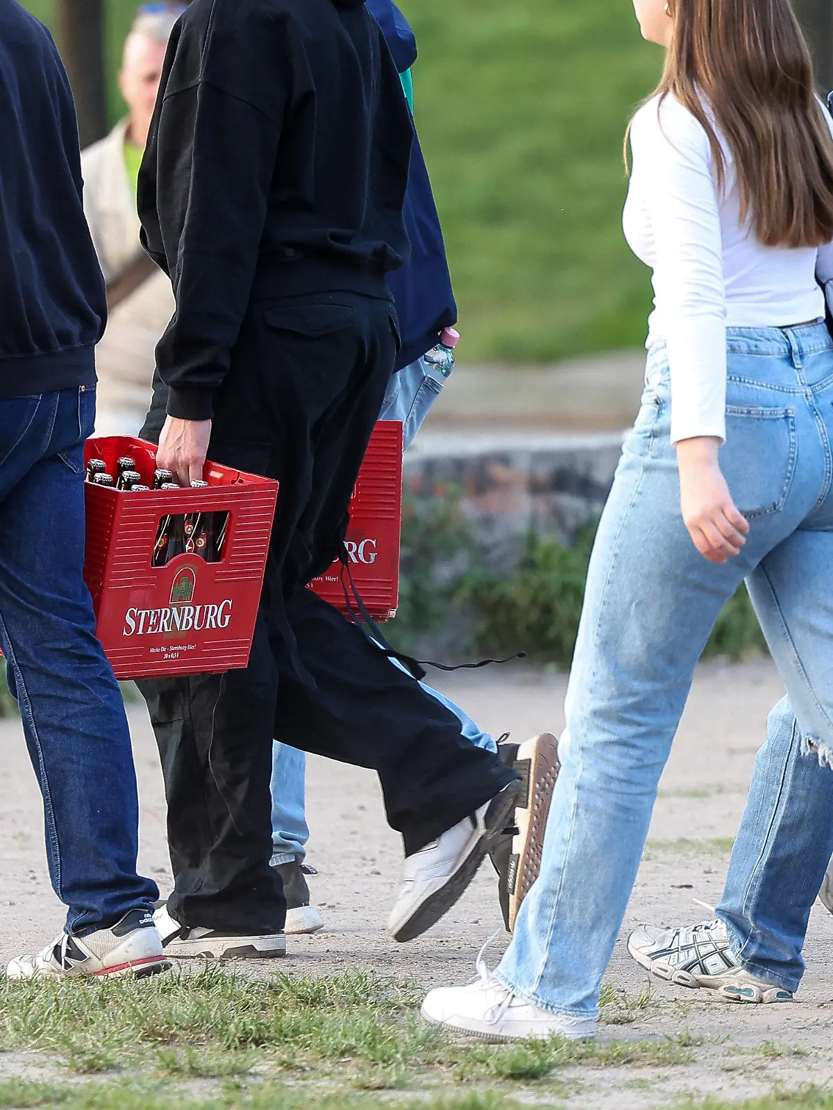 ARCHIV - 13.05.2023, Berlin: Eine Gruppe junger Erwachsener trägt Bierkästen. (zu dpa: «Jugendliche gestalten Plakate gegen Komasaufen») Foto: Gerald Matzka/dpa +++ dpa-Bildfunk +++