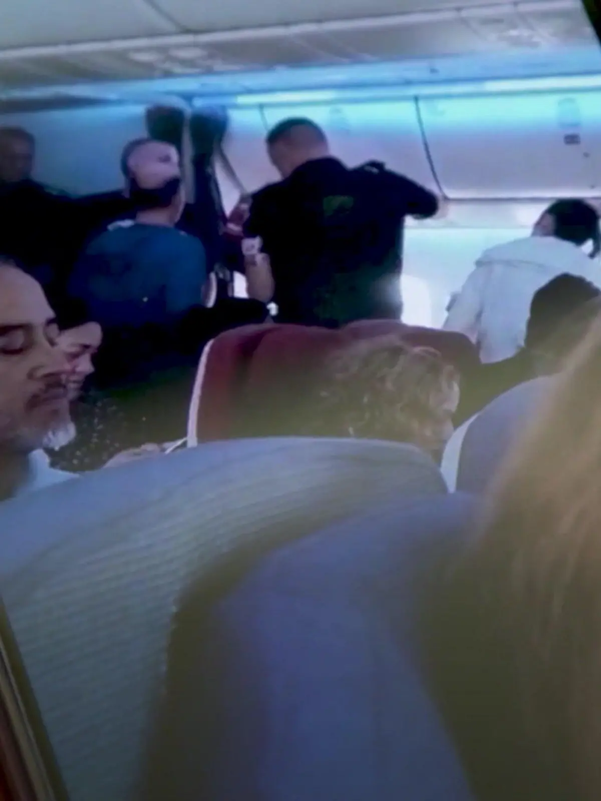 Horror in der Luft! Auf dem Flug von Sydney nach Auckland sackt eine Boeing plötzlich ab. Passagiere fliegen durch die Luft, 50 werden verletzt. Die Technik im Cockpit soll plötzlich ausgefallen sein.