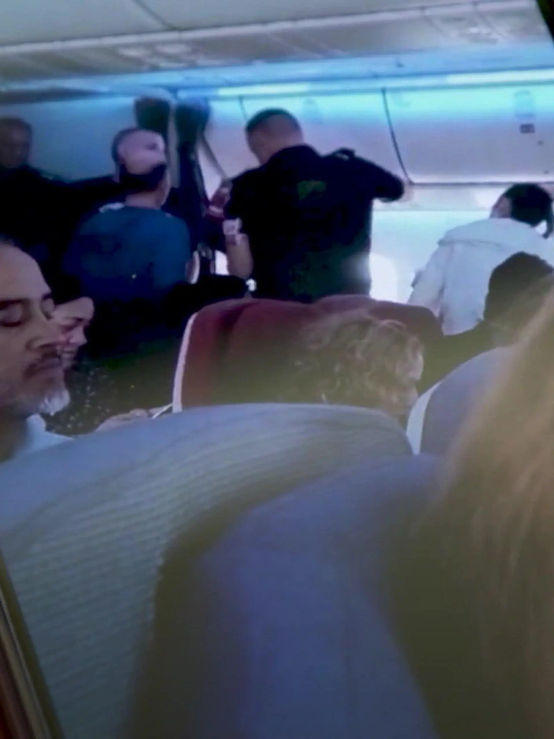 Horror in der Luft! Auf dem Flug von Sydney nach Auckland sackt eine Boeing plötzlich ab. Passagiere fliegen durch die Luft, 50 werden verletzt. Die Technik im Cockpit soll plötzlich ausgefallen sein.