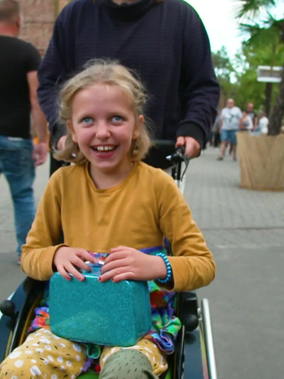 Was für eine starke Familie! 

Die kleine Lotta hat eine schwere, sehr seltene Krankheit und ist dadurch extrem eingeschränkt. Ihre Mutter Sandra will ihr trotzdem das bestmögliche Leben ermöglichen und tut alles dafür, obwohl sie noch zwei weitere Kinder hat und alleinerziehend ist. Wir durften die Familie über viele Monate begleiten - und waren sehr beeindruckt.