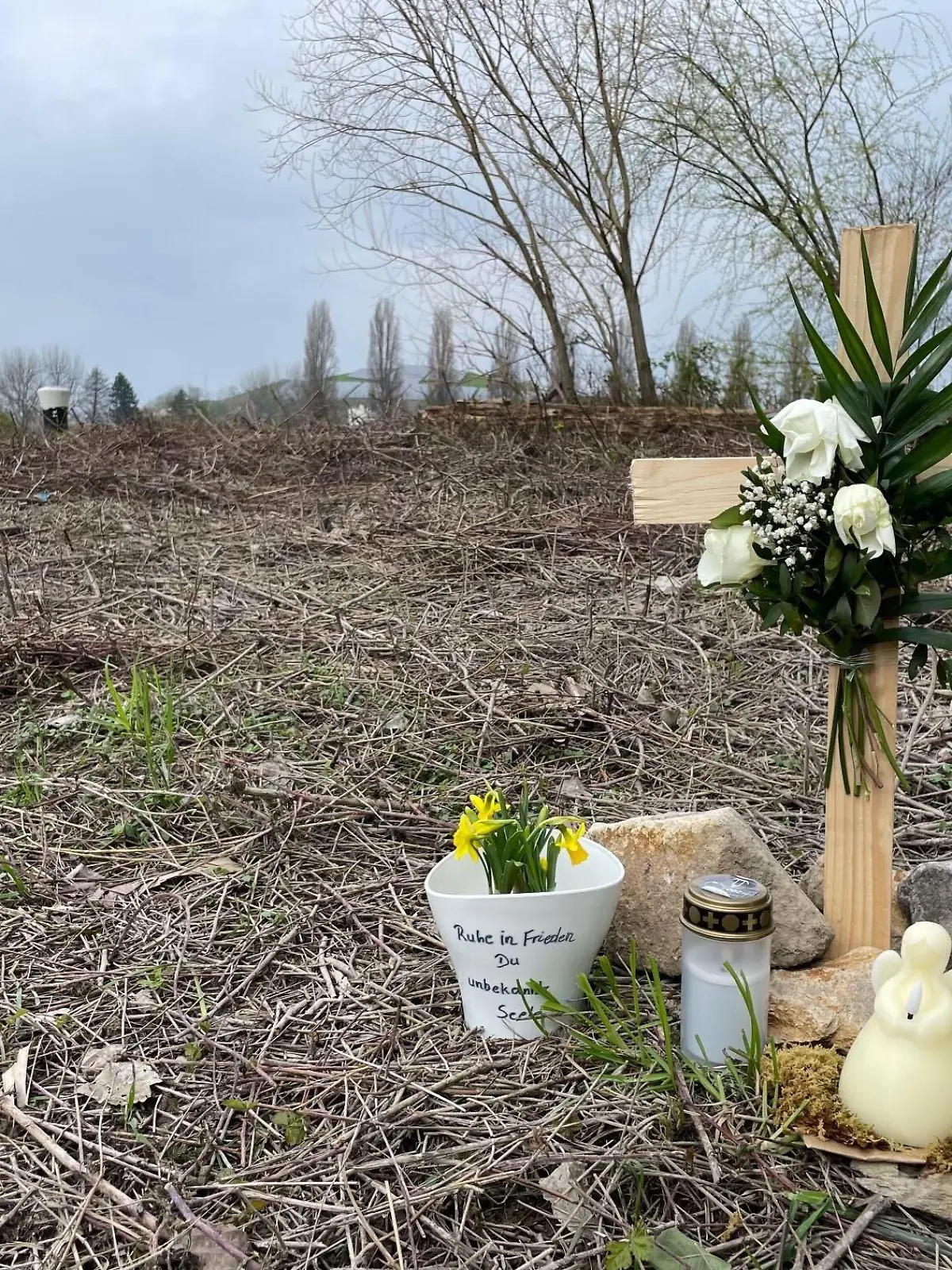 Erst vor fünf Wochen hat die Getötete eine Tochter bekommen. Doch wo ist das Baby? Die Polizei sucht nach dem Baby und der Oma.