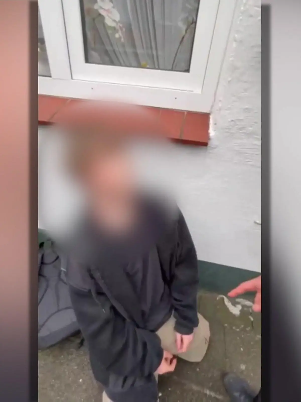 Die Aufnahmen sind erschreckend: Im nassen Gras kniet der Junge in Uetersen, Schleswig-Holstein vor seinem mutmaßlichen Peiniger. Kurz darauf folgt ein Schlag in sein Gesicht. Solche Videos sind kein Einzelfall.