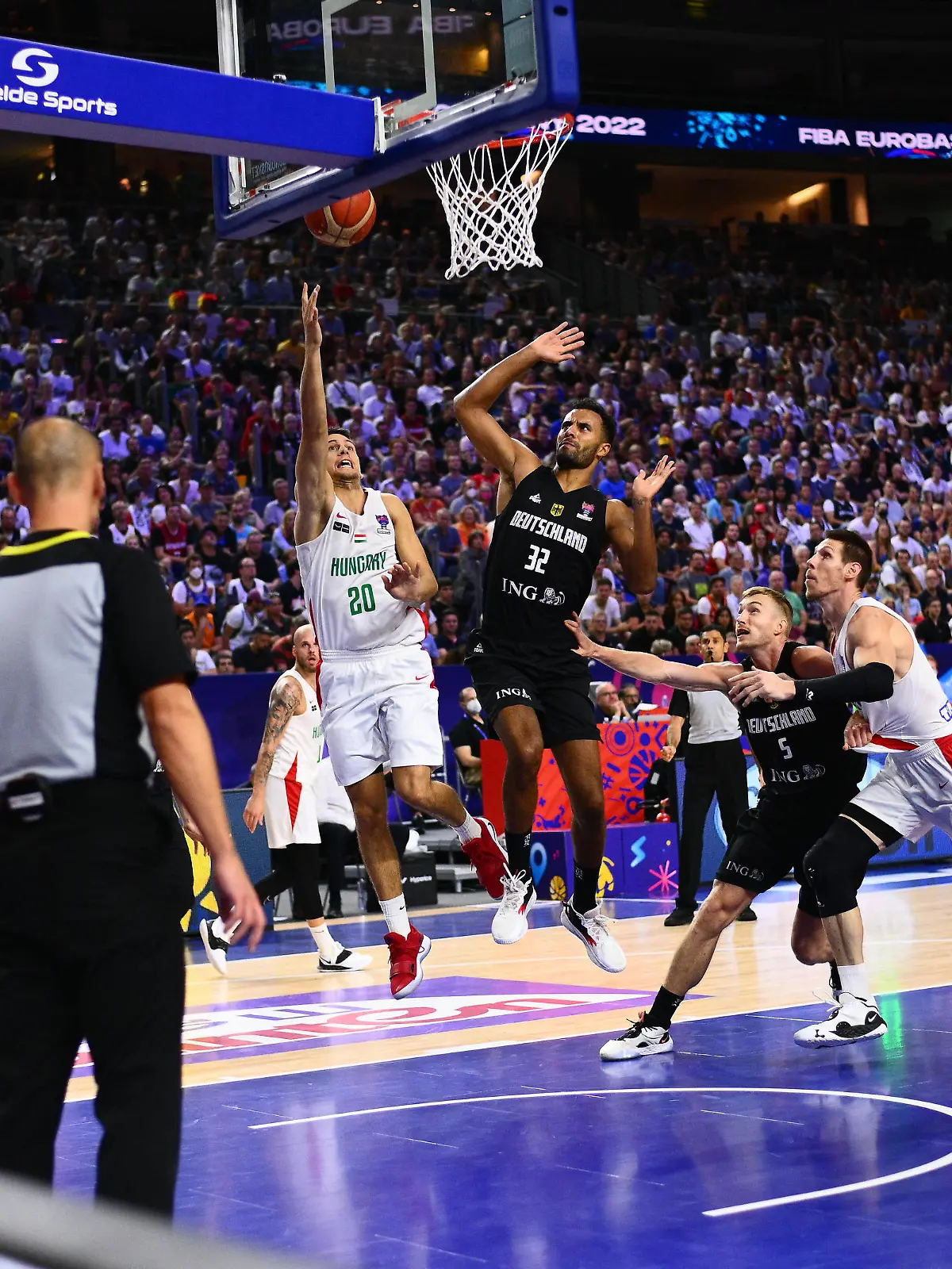  COLOGNE, GERMANY - SEPTEMBER 7, 2022: The basketball match of Eurobasket 2022 Hungaru vs Germany PUBLICATIONxNOTxINxRUS Copyright: xVitaliixKliuievx