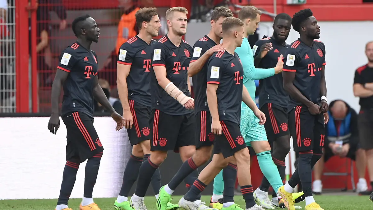 Fussball, Herren, Saison 2022/2023, 1. Bundesliga 5. Spieltag, 1. FC Union Berlin - FC Bayern München, v. l. Sadio Mane Bayern München, Leon Goretzka Bayern München, Matthijs de Ligt Bayern München, Thomas Müller Bayern München, Joshua Kimmich Bayern München, Torwart Manuel Neuer Bayern München, Dayot Upamecano Bayern München, Alphonso Davies Bayern München, Enttäuschung nach Abpfiff, 03.09. 2022, *** Football, men, season 2022 2023, 1 Bundesliga 5 matchday , 1 FC Union Berlin FC Bayern Munich, v l Sadio Mane Bayern Munich , Leon Goretzka Bayern Munich , Matthijs de Ligt Bayern Munich , Thomas Müller Bayern Munich , Joshua Kimmich Bayern Munich , goalkeeper Manuel Neuer Bayern Munich , Dayot Upamecano Bayern Munich , Alphonso Davies Bayern Munich , disappointment after the final whistle, 03 09 2022, Copyright: xMatthiasxKochx