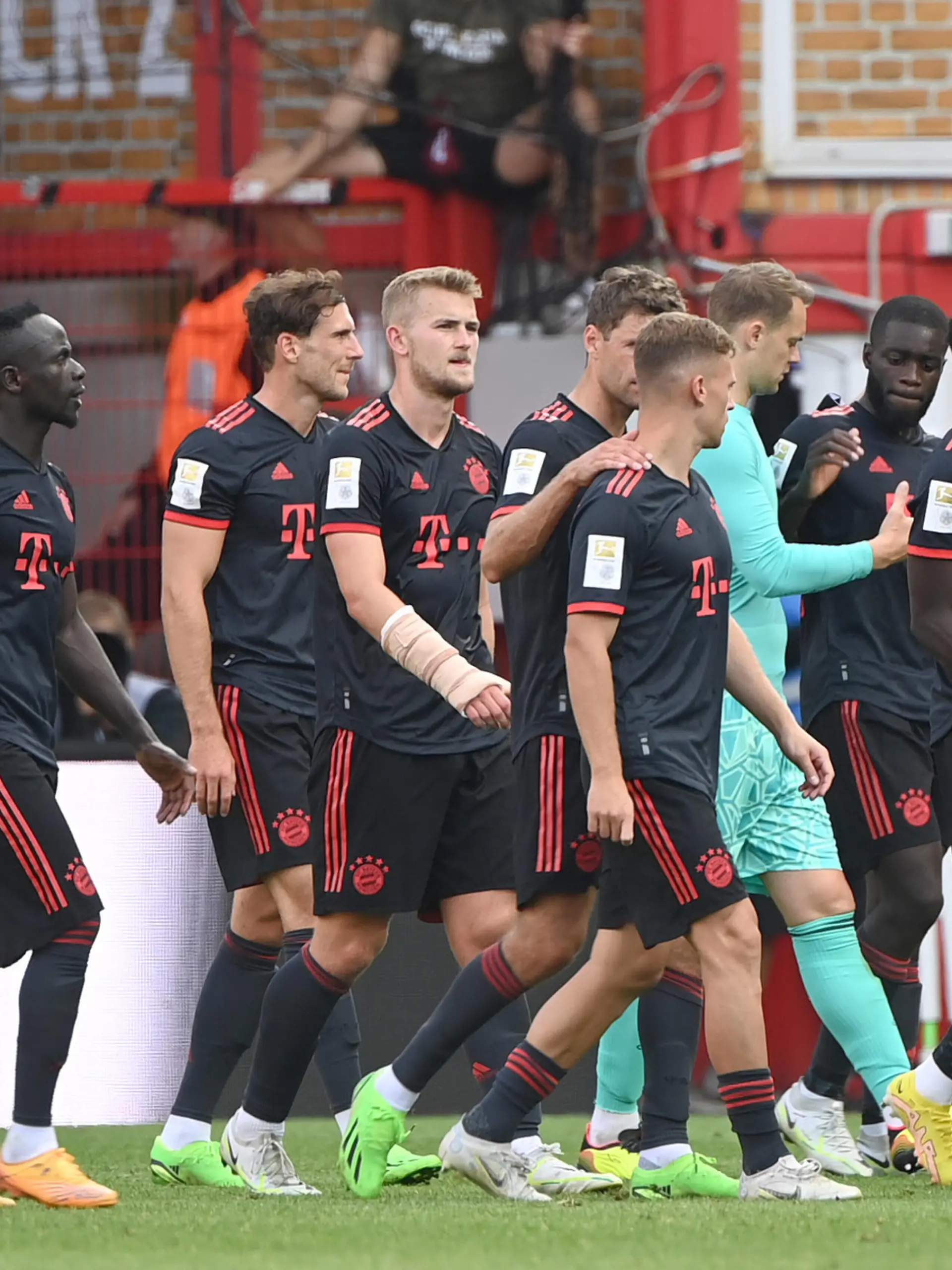 Fussball, Herren, Saison 2022/2023, 1. Bundesliga 5. Spieltag, 1. FC Union Berlin - FC Bayern München, v. l. Sadio Mane Bayern München, Leon Goretzka Bayern München, Matthijs de Ligt Bayern München, Thomas Müller Bayern München, Joshua Kimmich Bayern München, Torwart Manuel Neuer Bayern München, Dayot Upamecano Bayern München, Alphonso Davies Bayern München, Enttäuschung nach Abpfiff, 03.09. 2022, *** Football, men, season 2022 2023, 1 Bundesliga 5 matchday , 1 FC Union Berlin FC Bayern Munich, v l Sadio Mane Bayern Munich , Leon Goretzka Bayern Munich , Matthijs de Ligt Bayern Munich , Thomas Müller Bayern Munich , Joshua Kimmich Bayern Munich , goalkeeper Manuel Neuer Bayern Munich , Dayot Upamecano Bayern Munich , Alphonso Davies Bayern Munich , disappointment after the final whistle, 03 09 2022, Copyright: xMatthiasxKochx 