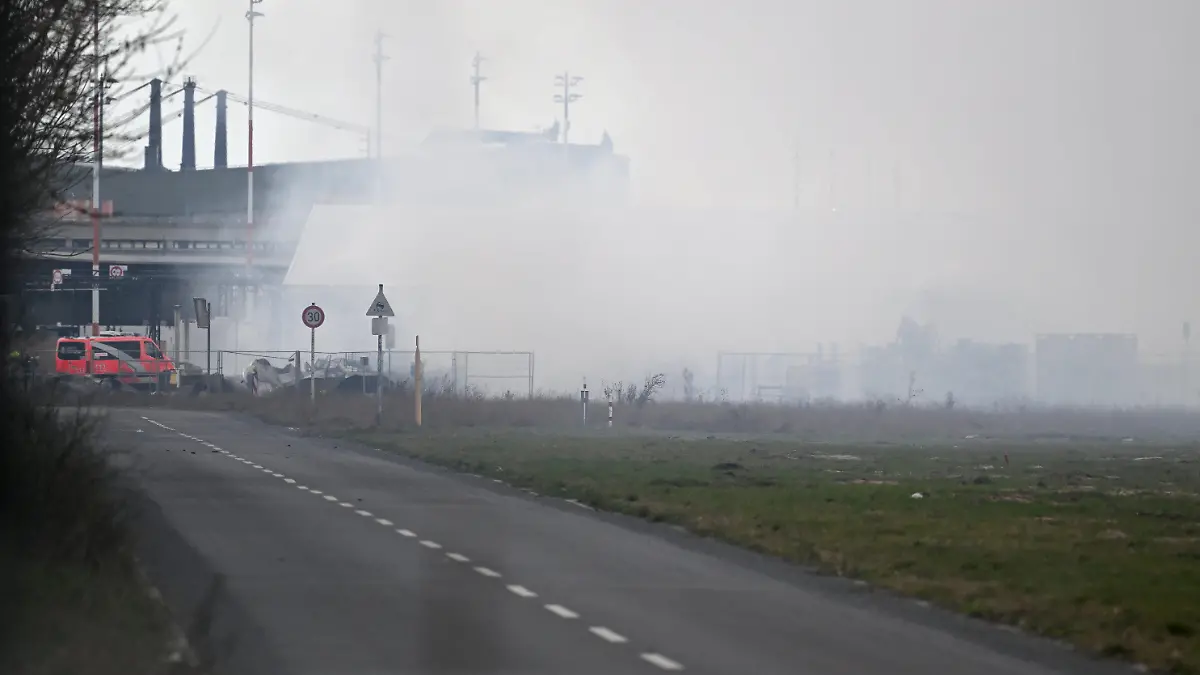 12.03.2024, Berlin: Es brennt bei der Flüchtlingsunterkunft am ehemaligen Flughafen Tegel. Die Berliner Feuerwehr ist zu einem Großeinsatz zur Flüchtlingsunterkunft am früheren Flughafen Tegel ausgerückt. Foto: Sebastian Gollnow/dpa +++ dpa-Bildfunk +++