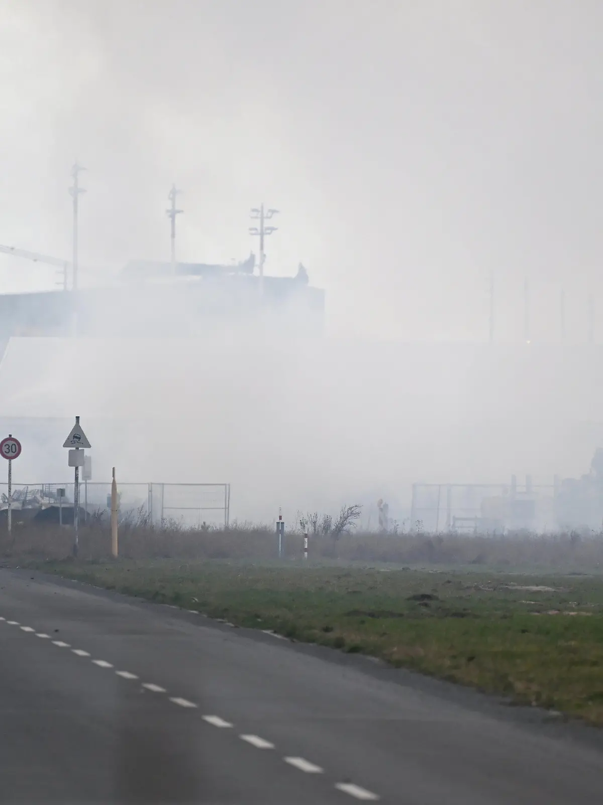 12.03.2024, Berlin: Es brennt bei der Flüchtlingsunterkunft am ehemaligen Flughafen Tegel. Die Berliner Feuerwehr ist zu einem Großeinsatz zur Flüchtlingsunterkunft am früheren Flughafen Tegel ausgerückt. Foto: Sebastian Gollnow/dpa +++ dpa-Bildfunk +++