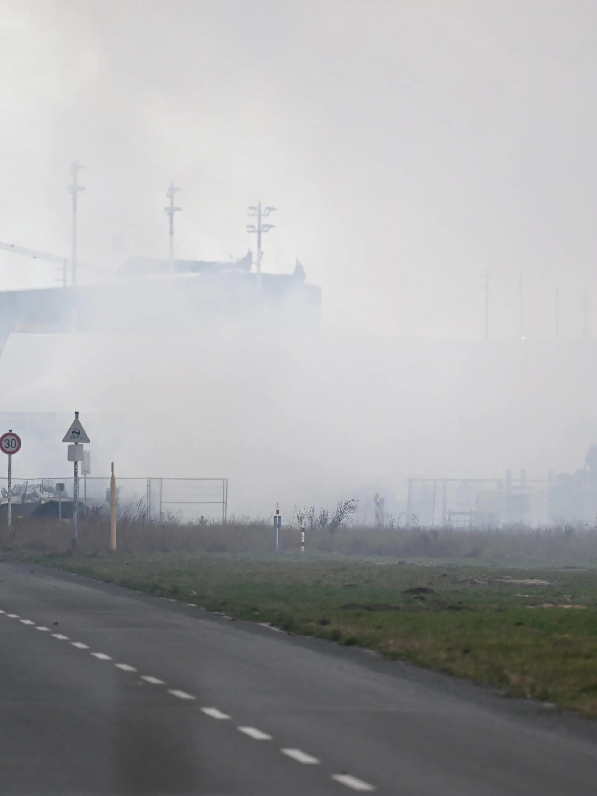 12.03.2024, Berlin: Es brennt bei der Flüchtlingsunterkunft am ehemaligen Flughafen Tegel. Die Berliner Feuerwehr ist zu einem Großeinsatz zur Flüchtlingsunterkunft am früheren Flughafen Tegel ausgerückt. Foto: Sebastian Gollnow/dpa +++ dpa-Bildfunk +++