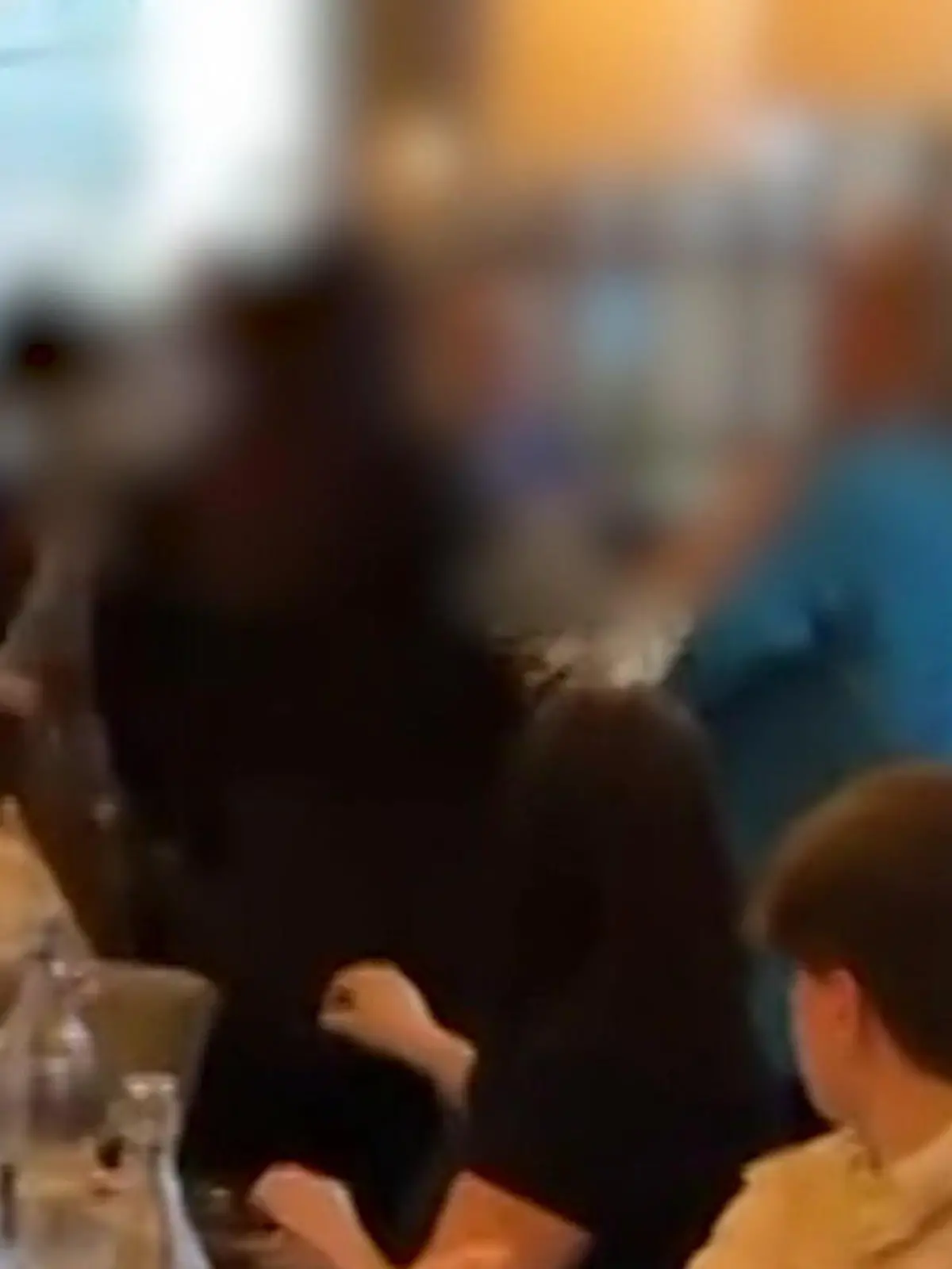 Friede, Freude - fliegende Fäuste!
Statt Kuchen und Kaffee gab es an Muttertag ordentlich Krach - und zwar zwischen zwei Frauen in einem Restaurant in Liverpool. Die beiden sind so in Fahrt, dass sie sogar auf eine Sitzbank krachen. Den ganzen Schlagabtausch seht ihr im Video.