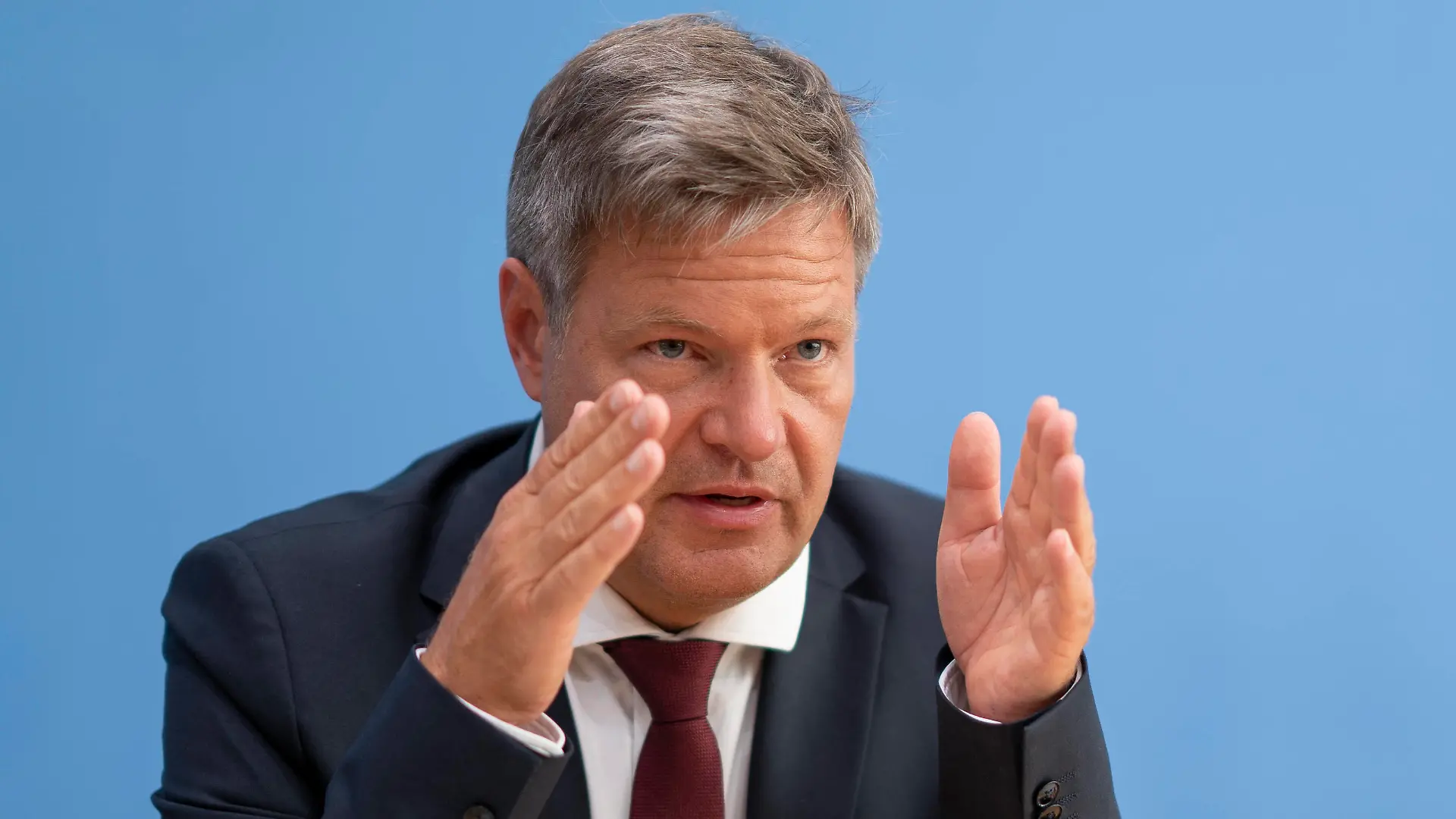 Bundespressekonferenz in Berlin - Vorstellung Ergebnisse zweiter Stresstest - zweite Sonderanalyse Winter 2022 / 2023 - Robert Habeck, Bundeswirtschaftsminister, erläutert die Stresstestergebnisse auf der Bundespressekonferenz -Bundespressekonferenz in Berlin - Vorstellung Ergebnisse zweiter Stresstest - zweite Sonderanalyse Winter 2022 / 2023 - Robert Habeck, Bundeswirtschaftsminister, erläutert die Stresstestergebnisse auf der Bundespressekonferenz -, Berlin Berlin Deutschland Haus der Bundespressekonferenz *** Federal Press Conference in Berlin Presentation Results Second Stress Test Second Special Analysis Winter 2022 2023 Robert Habeck, Federal Minister of Economics, explains the stress test results at the Federal Press Conference F