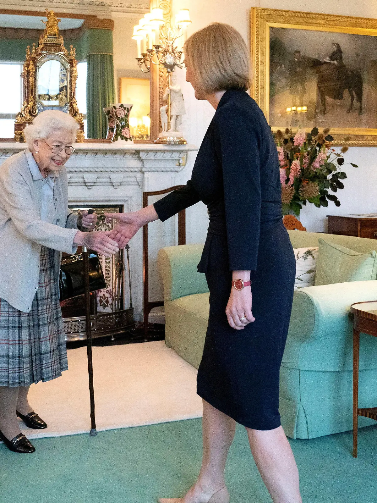 Queen Elizabeth welcomes Liz Truss during an audience where she invited the newly elected leader of the Conservative party to become Prime Minister and form a new government, at Balmoral Castle, Scotland, Britain September 6, 2022. Jane Barlow/Pool via REUTERS     TPX IMAGES OF THE DAY