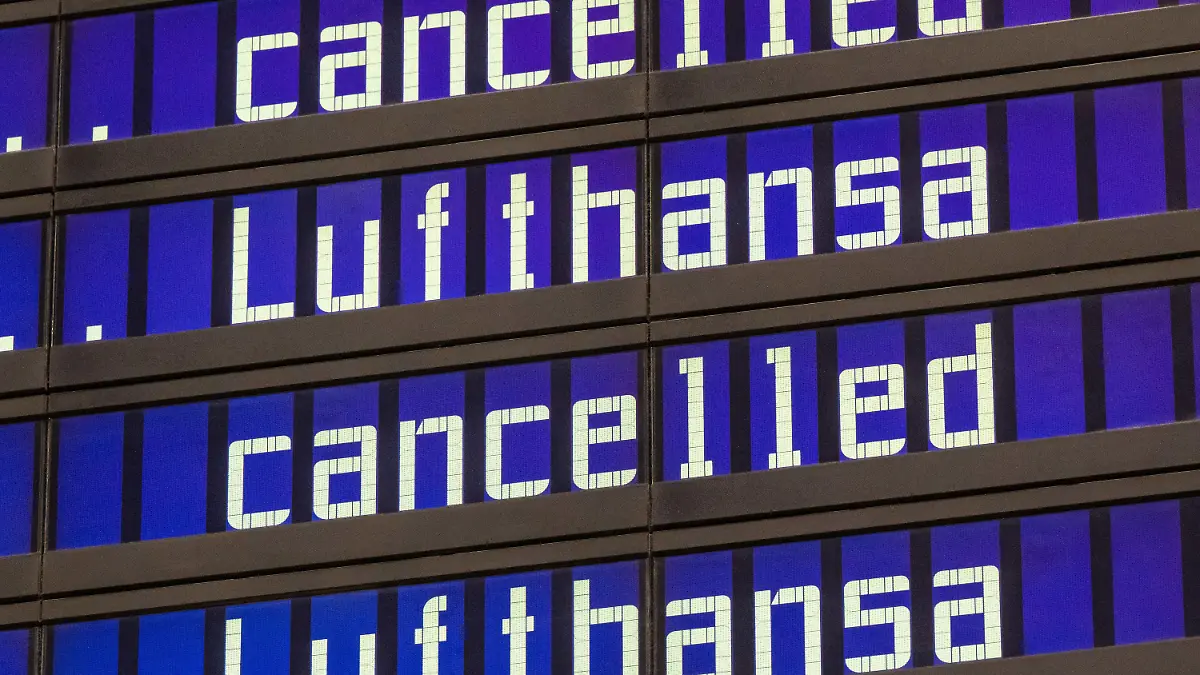 ARCHIV - 27.07.2022, Bayern, München: Anzeigentafeln zeigen «cancelled» und «Lufthansa» am Flughafen München an. Die Piloten der Lufthansa haben einen weiteren Streik bei der Airline beschlossen. Das Unternehmen könne den für Mittwoch geplanten zweitägigen Ausstand aber noch mit einem «ernstzunehmenden» Angebot abwenden, teilte die Gewerkschaft Vereinigung Cockpit in Frankfurt mit. (zu dpa: «Lufthansa-Piloten rufen zweiten Streik aus») Foto: Peter Kneffel/dpa +++ dpa-Bildfunk +++