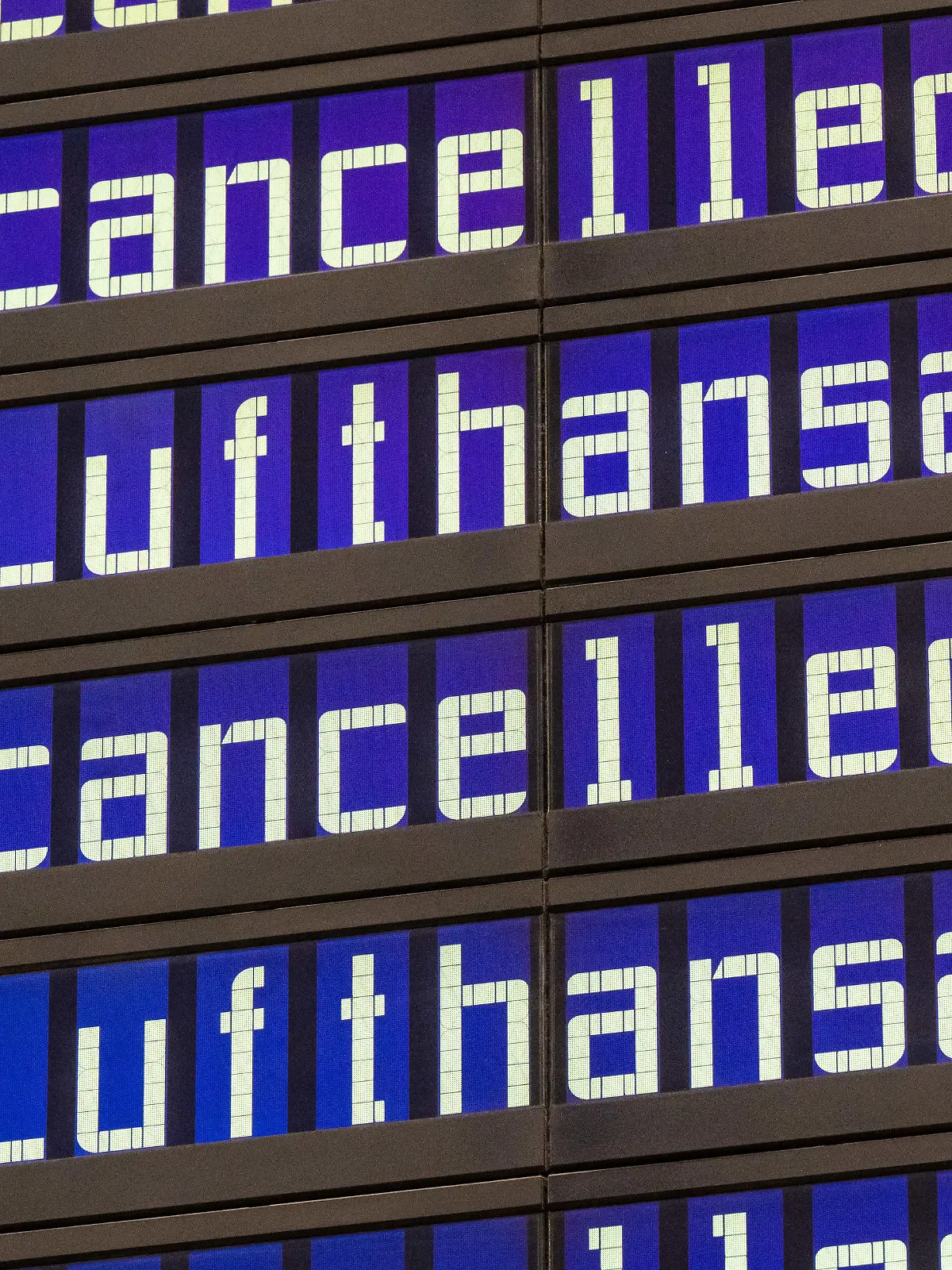 ARCHIV - 27.07.2022, Bayern, München: Anzeigentafeln zeigen «cancelled» und «Lufthansa» am Flughafen München an. Die Piloten der Lufthansa haben einen weiteren Streik bei der Airline beschlossen. Das Unternehmen könne den für Mittwoch geplanten zweitägigen Ausstand aber noch mit einem «ernstzunehmenden» Angebot abwenden, teilte die Gewerkschaft Vereinigung Cockpit in Frankfurt mit. (zu dpa: «Lufthansa-Piloten rufen zweiten Streik aus») Foto: Peter Kneffel/dpa +++ dpa-Bildfunk +++