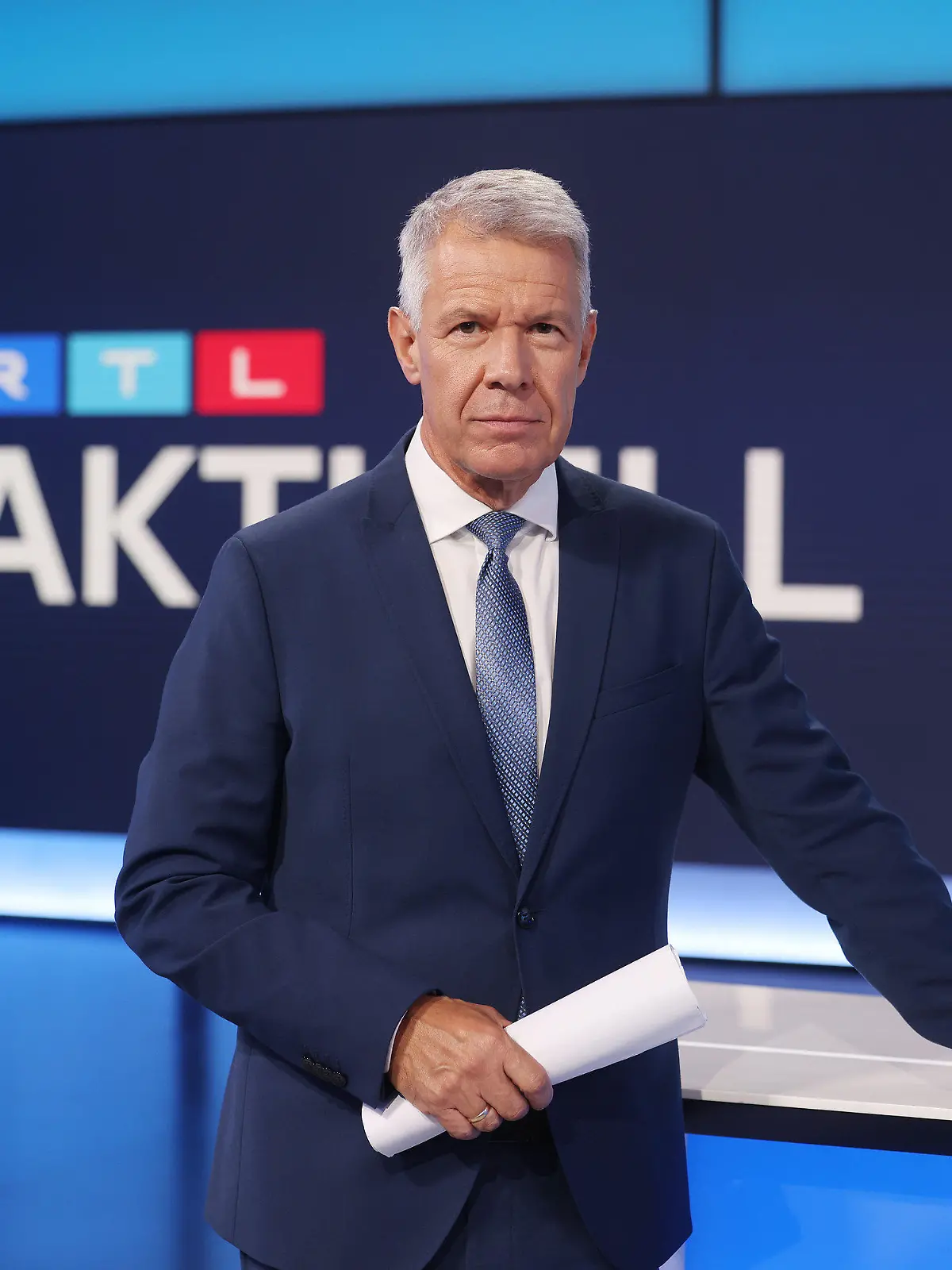 ARCHIV - 31.08.2022, Nordrhein-Westfalen, Köln: Peter Kloeppel, Fernsehmoderator, steht im neuen «RTL Aktuell»-Studio.  (zu dpa: «RTL-Anchorman Peter Kloeppel hört auf») Foto: Oliver Berg/dpa +++ dpa-Bildfunk +++