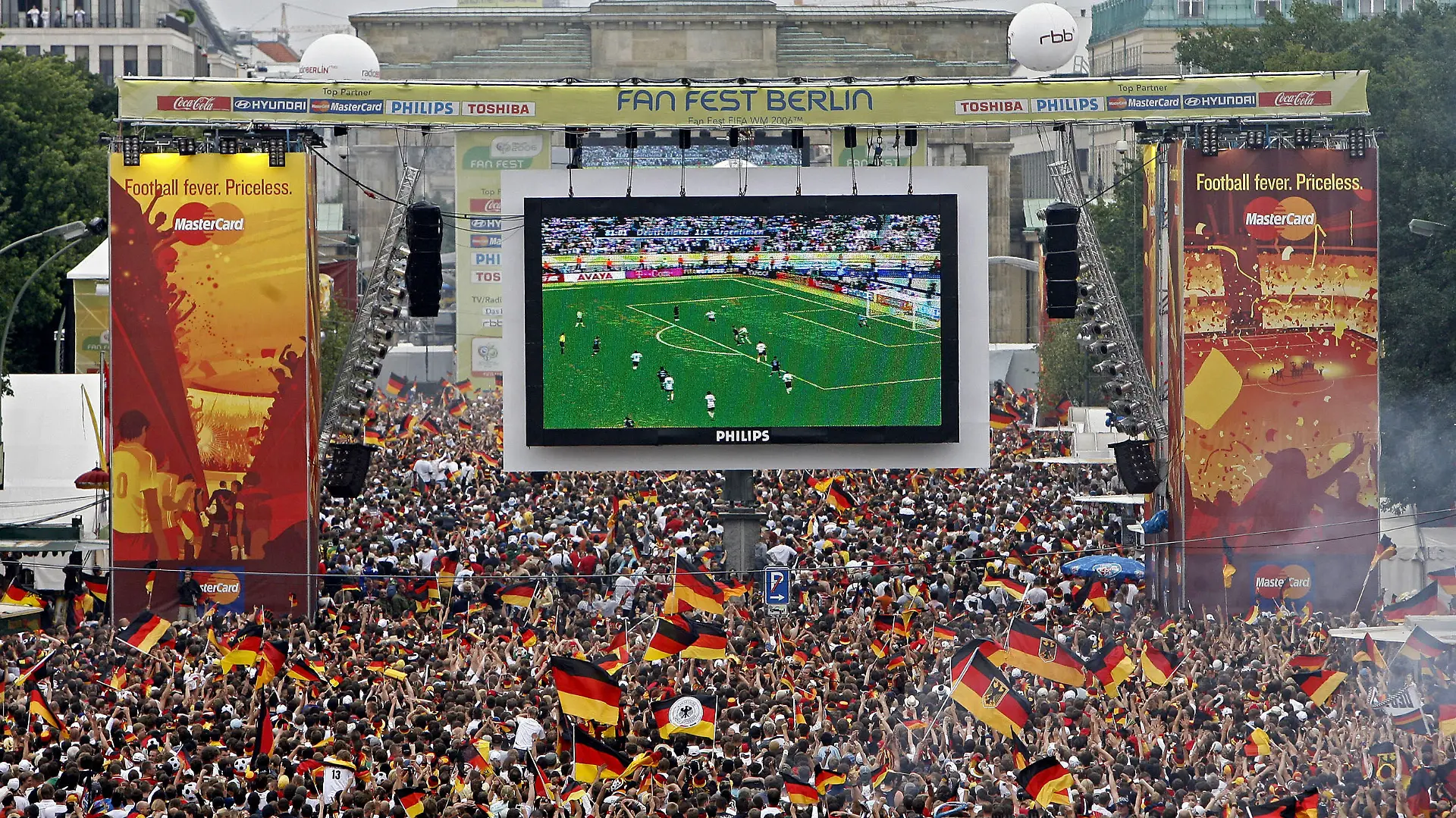 ARCHIV - 30.06.2006, NA, Berlin: Tausende Zuschauer verfolgen auf der Fanmeile am Brandenburger Tor in Berlin das WM-Fußballspiel zwischen Deutschland und Argentinien. (zu dpa: «Ministerin: Public Viewing bei EM «bis in die späteren Abendstunden»») Foto: Marcel Mettelsiefen/dpa +++ dpa-Bildfunk +++