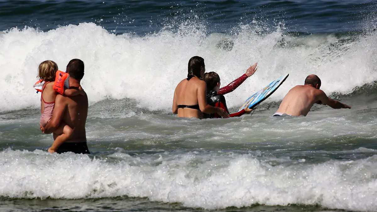 Badegäste genießen am 24.08.2016 das Sommerwetter am Ostseestrand von Warnemünde (Mecklenburg-Vorpommern). Foto: Bernd Wüstneck/dpa | Verwendung weltweit