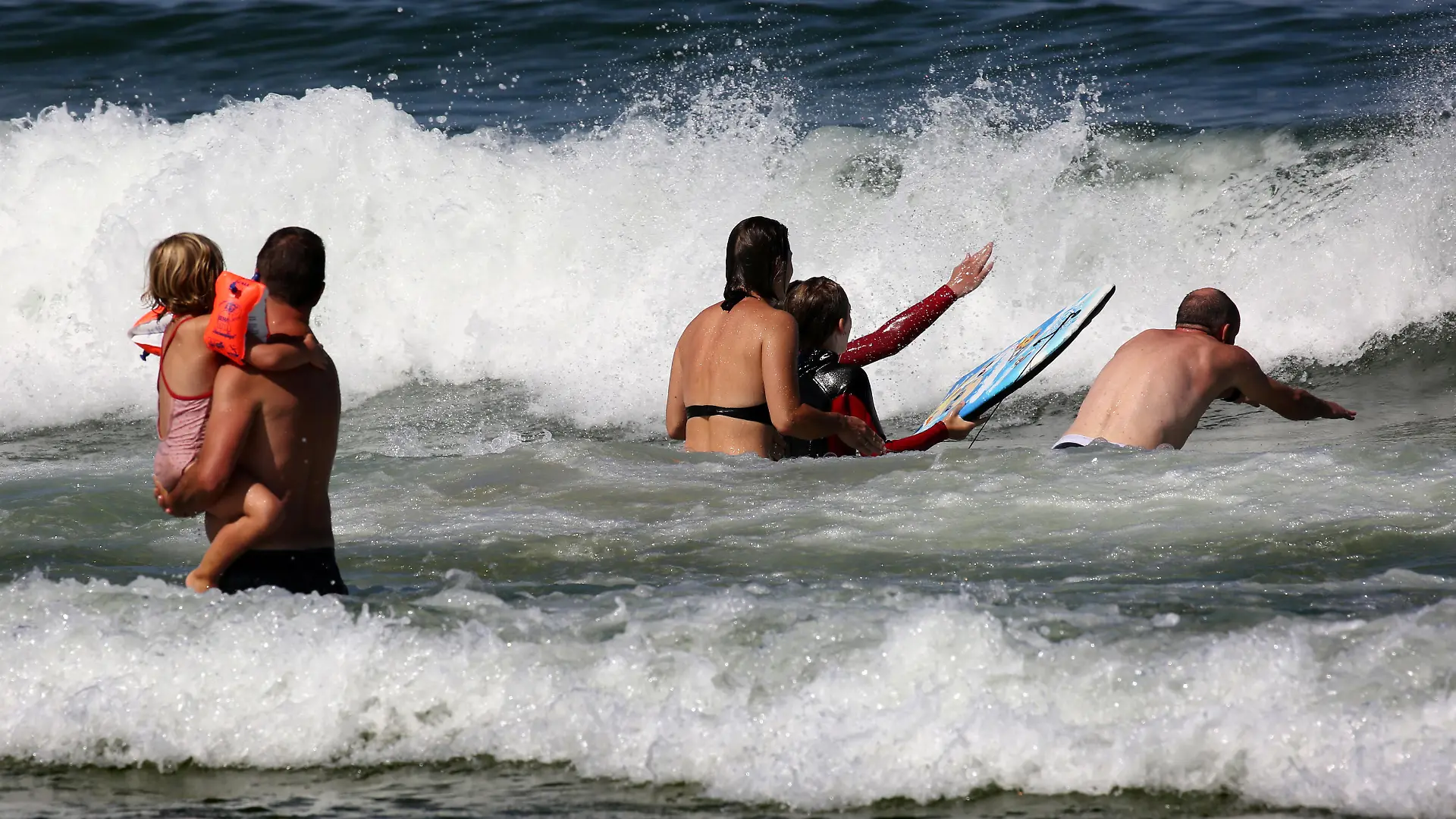 Badegäste genießen am 24.08.2016 das Sommerwetter am Ostseestrand von Warnemünde (Mecklenburg-Vorpommern). Foto: Bernd Wüstneck/dpa | Verwendung weltweit