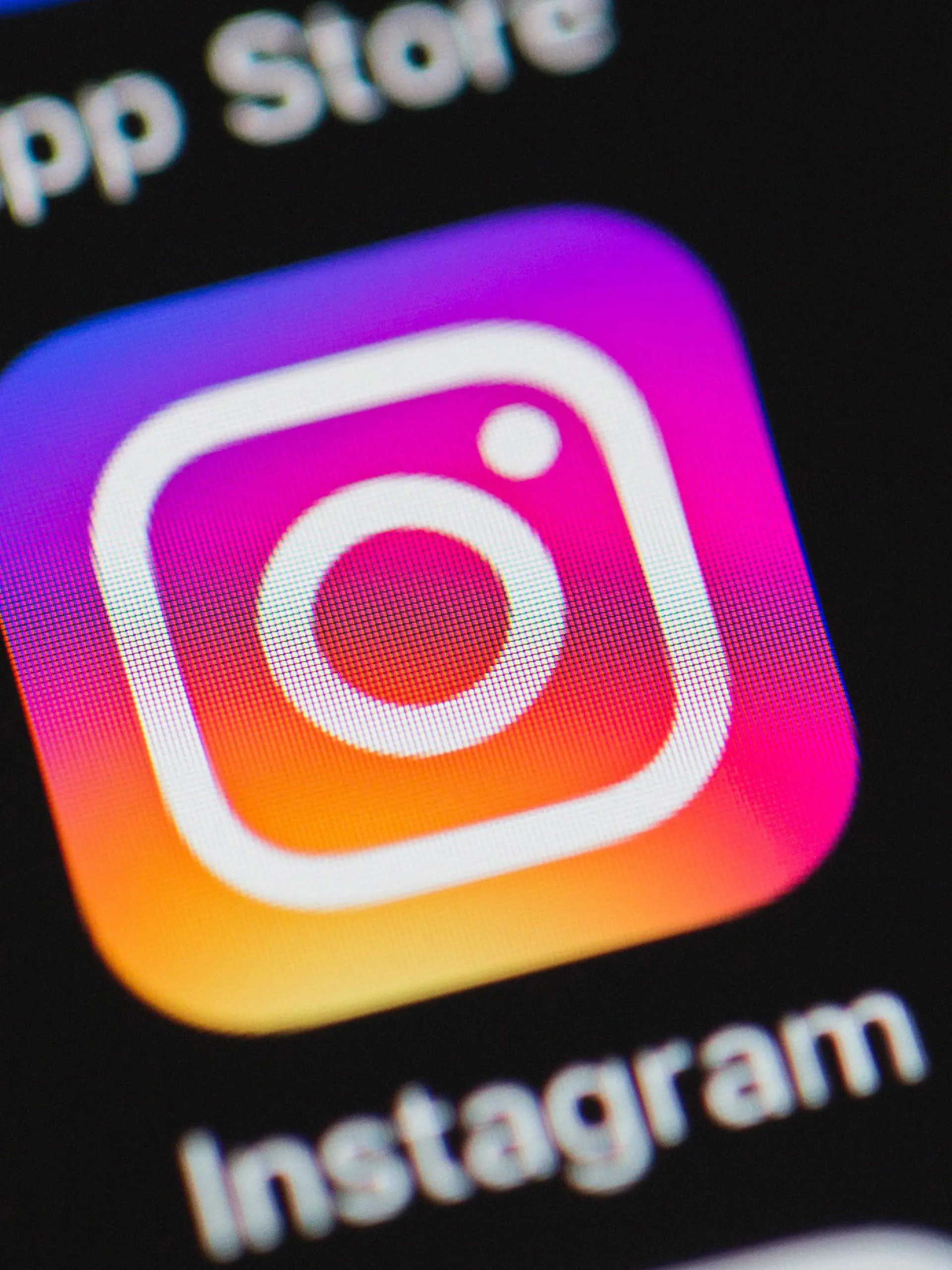 ARCHIV - 17.05.2016, Nordrhein-Westfalen, Düsseldorf: Das Logo von Instagram auf einem Apple iPhone 6. (zu dpa «Instagram löscht vielen Nutzern versehentlich die Like-Zahlen») Foto: picture alliance / dpa +++ dpa-Bildfunk +++