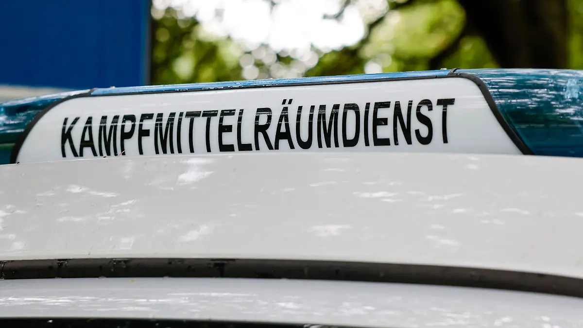 Der Schriftzug «Kampfmittelräumdienst» ist an einem Einsatzfahrzeug angebracht.