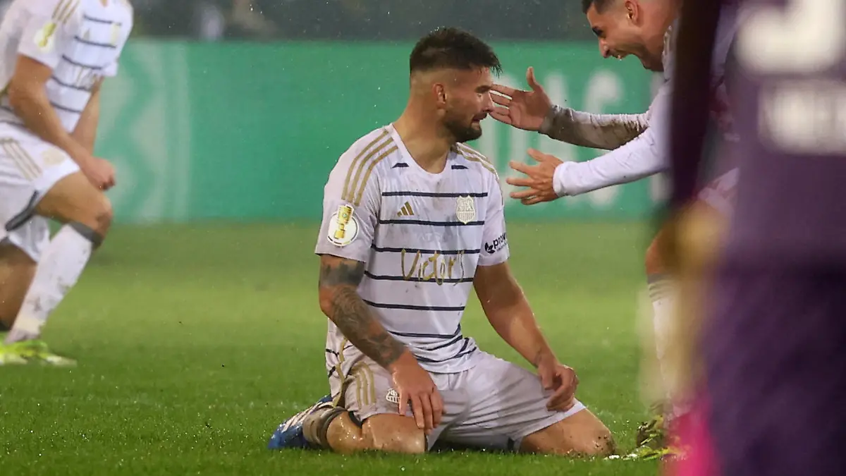 Soccer Football - DFB Cup - Quarter Final - FC Saarbruecken v Borussia Moenchengladbach - Ludwigsparkstadion, Saarbruecken, Germany - March 12, 2024 FC Saarbruecken's Kai Brunker celebrates after the match REUTERS/Kai Pfaffenbach DFB REGULATIONS PROHIBIT ANY USE OF PHOTOGRAPHS AS IMAGE SEQUENCES AND/OR QUASI-VIDEO.