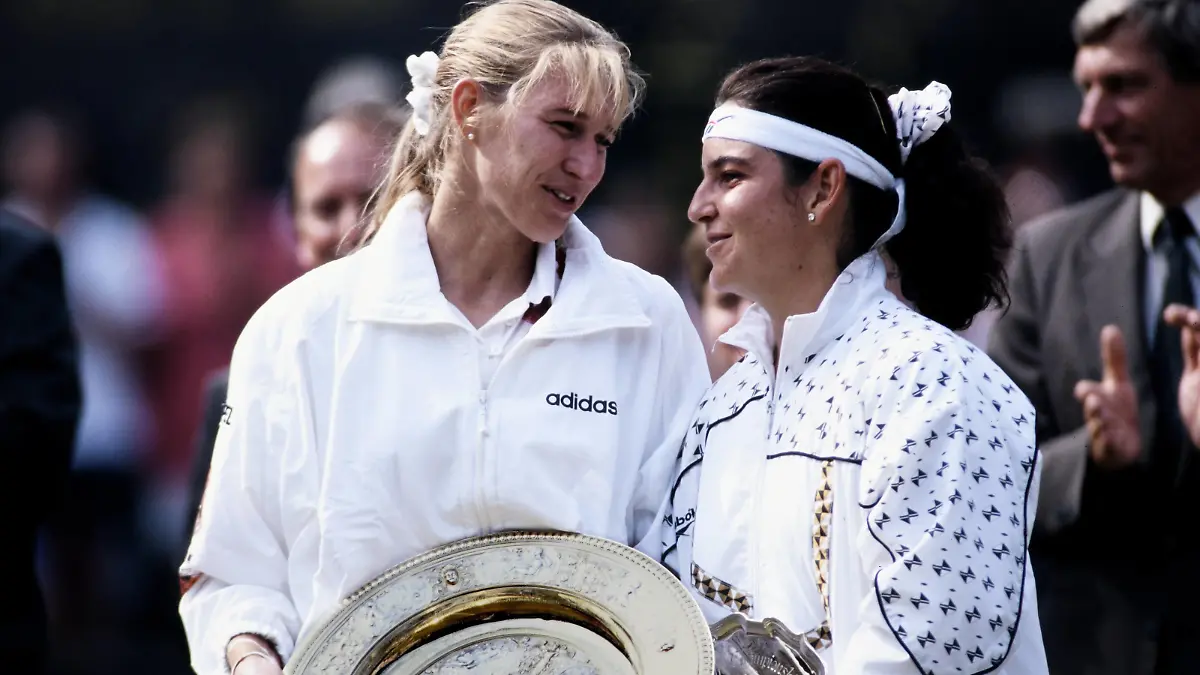 GRAF Stefanie Steffi GER Siegerin Finale Frauen gegen SANCHEZ VICARIO Arantxa Tennis All England Lawn Tennis 1995 in Wimbledon am 08.Juli 1995 in Wimbledon *** GRAF Stefanie Steffi GER winner final women against SANCHEZ VICARIO Arantxa Tennis All England Lawn Tennis 1995 in Wimbledon on 08 July 1995 in Wimbledon PUBLICATIONxINxGERxSUIxAUTxHUNxSWExNORxDENxFINxLUXxONLY