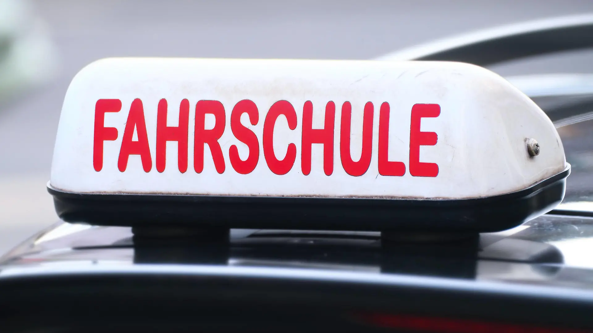 Düsseldorf 16.04.2024 Fahrschule Schriftzug Führerschein Führerscheinentzug Punkte Punkteabbau Fahrlehrer Fahrschüler Führerscheintest Führerscheinprüfung TÜV Düsseldorf Nordrhein-Westfalen Deutschland *** Düsseldorf 16 04 2024 driving school lettering driving license driving license points points reduction driving instructor learner driver driving license test driving license test TÜV Düsseldorf North Rhine-Westphalia Germany