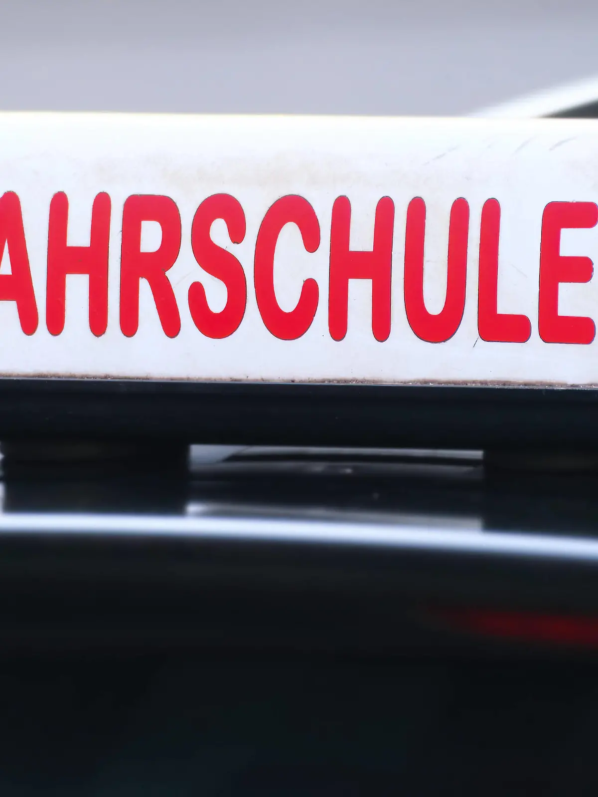 Düsseldorf 16.04.2024 Fahrschule Schriftzug Führerschein Führerscheinentzug Punkte Punkteabbau Fahrlehrer Fahrschüler Führerscheintest Führerscheinprüfung TÜV Düsseldorf Nordrhein-Westfalen Deutschland *** Düsseldorf 16 04 2024 driving school lettering driving license driving license points points reduction driving instructor learner driver driving license test driving license test TÜV Düsseldorf North Rhine-Westphalia Germany
