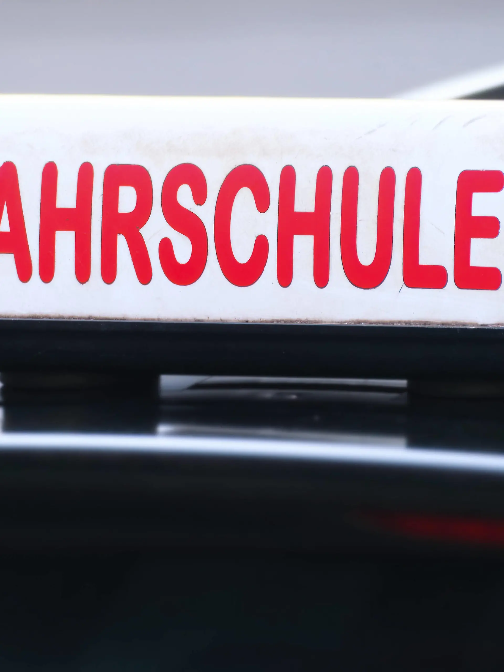 Düsseldorf 16.04.2024 Fahrschule Schriftzug Führerschein Führerscheinentzug Punkte Punkteabbau Fahrlehrer Fahrschüler Führerscheintest Führerscheinprüfung TÜV Düsseldorf Nordrhein-Westfalen Deutschland *** Düsseldorf 16 04 2024 driving school lettering driving license driving license points points reduction driving instructor learner driver driving license test driving license test TÜV Düsseldorf North Rhine-Westphalia Germany
